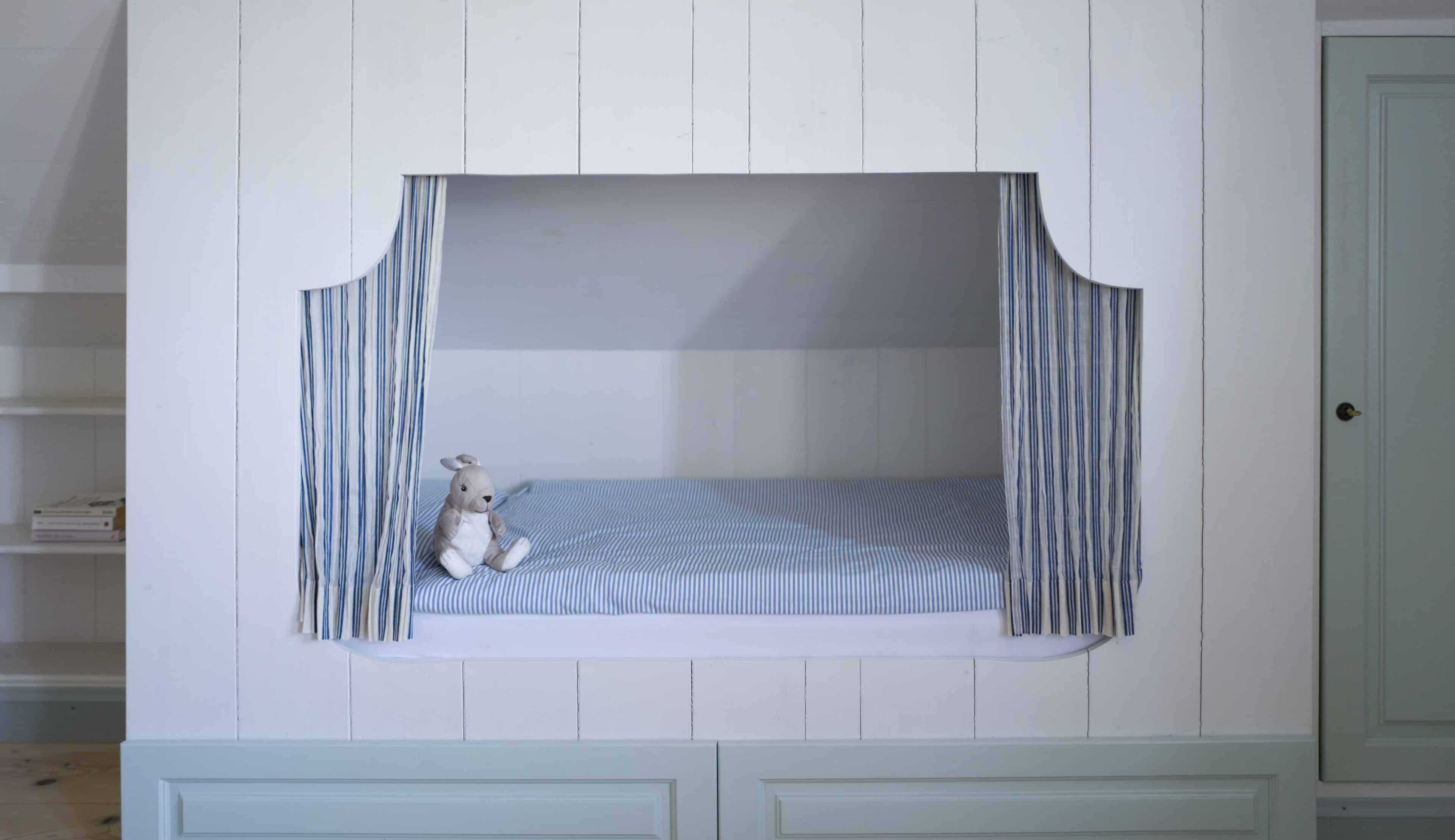 Kinderbett als Alkoven auf Hof Grillenöd