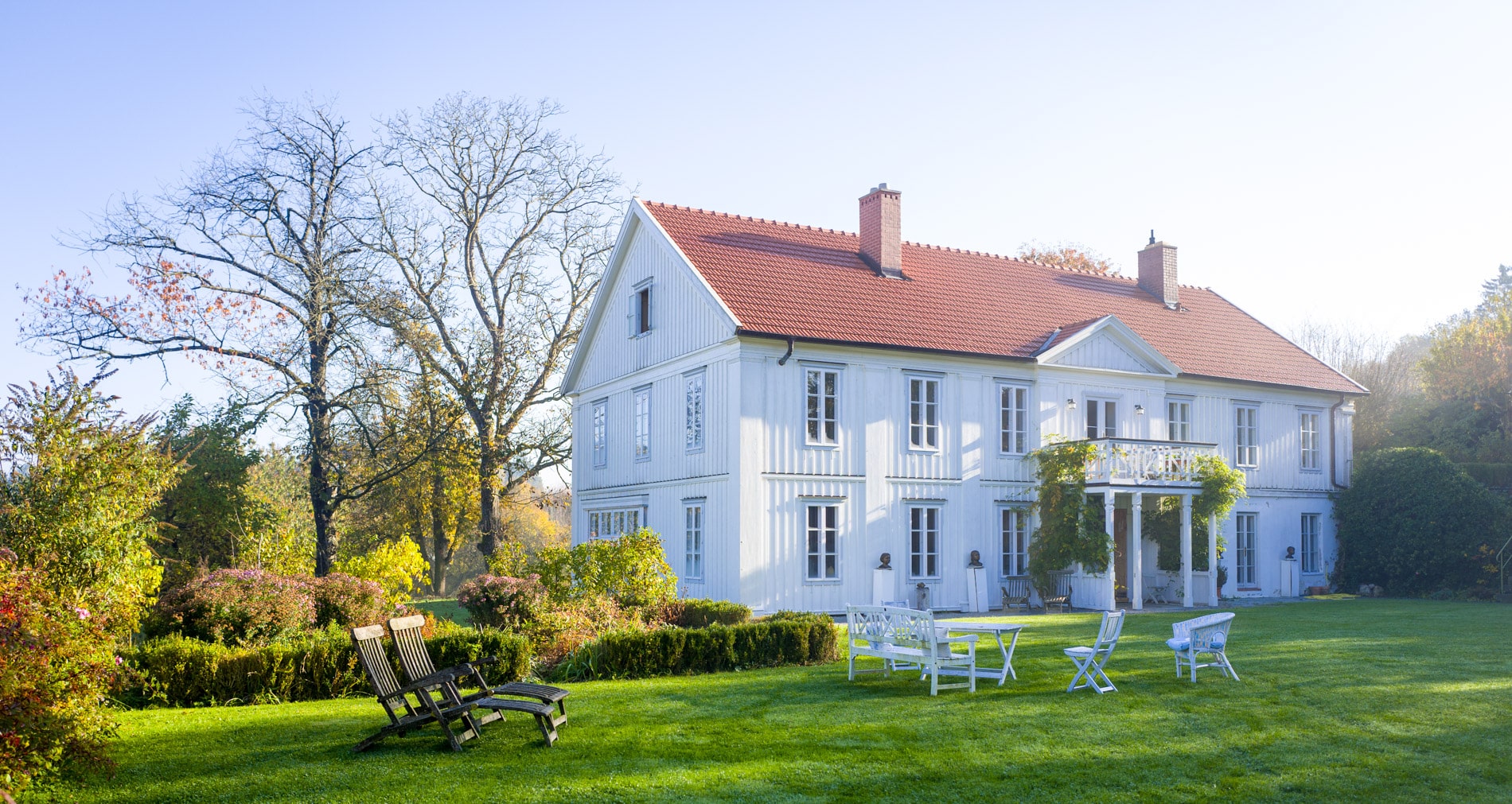 Haupthaus und Wiese mit Sitzplatz im Hof Grillenöd