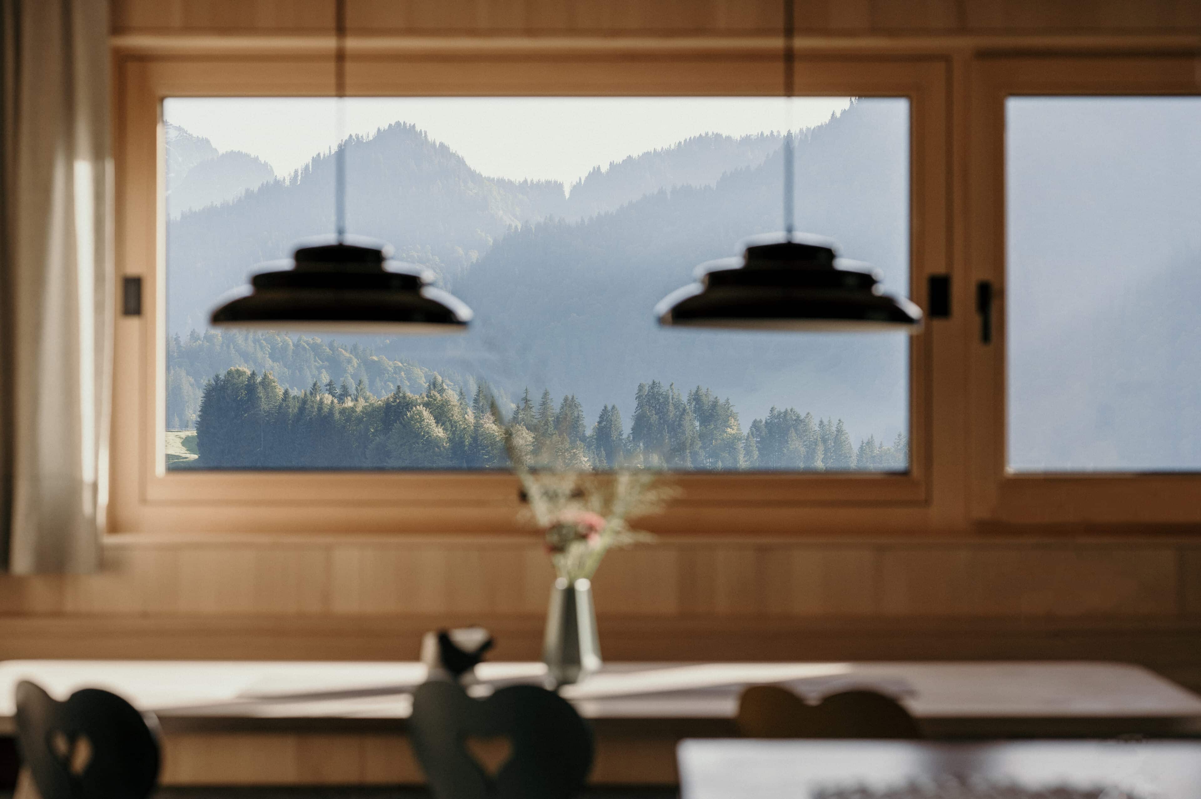 Essplatz mit Blick auf Bergpanorama im Halwina Hideaway