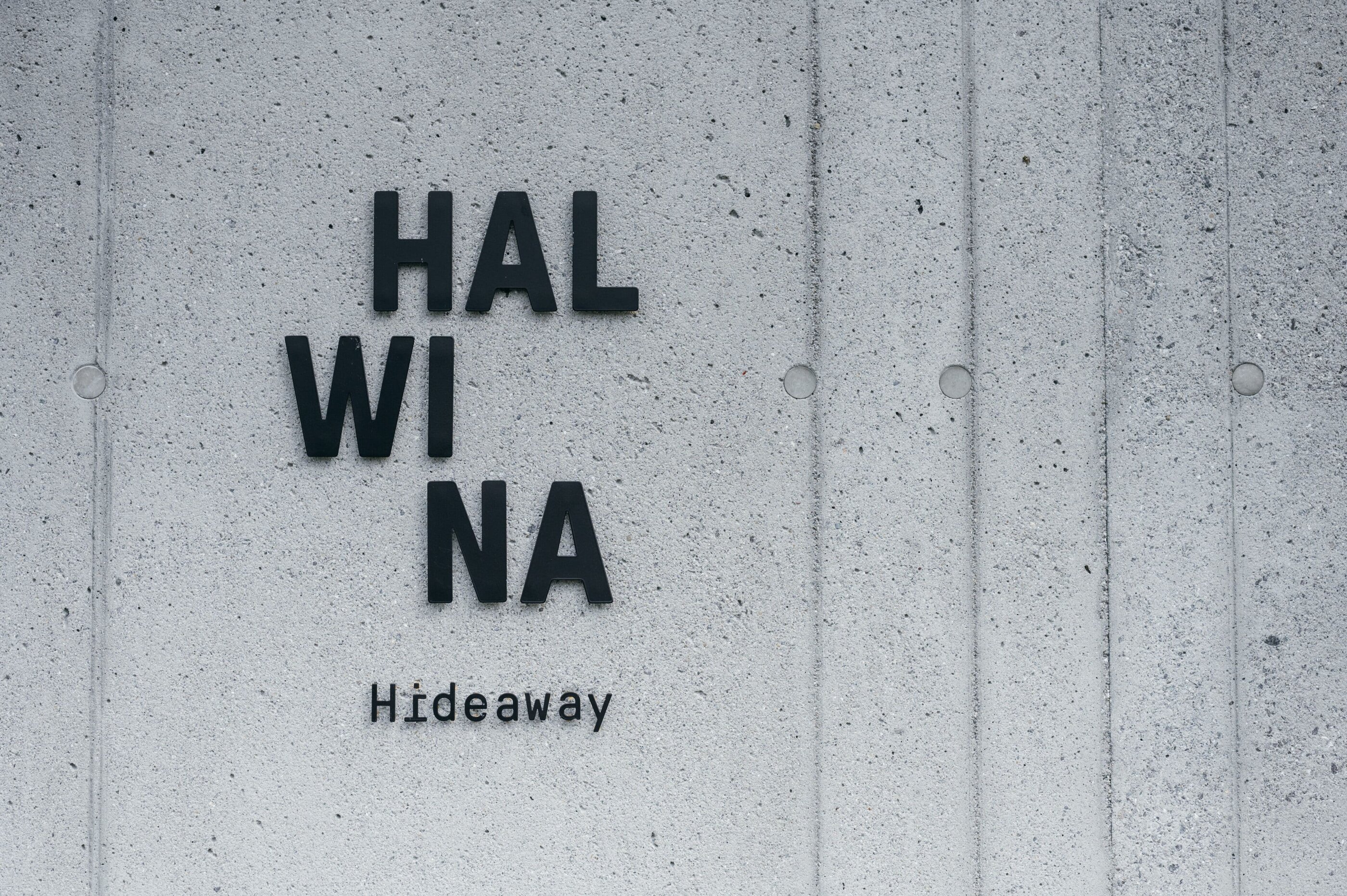 Schild Halwina Hideaway