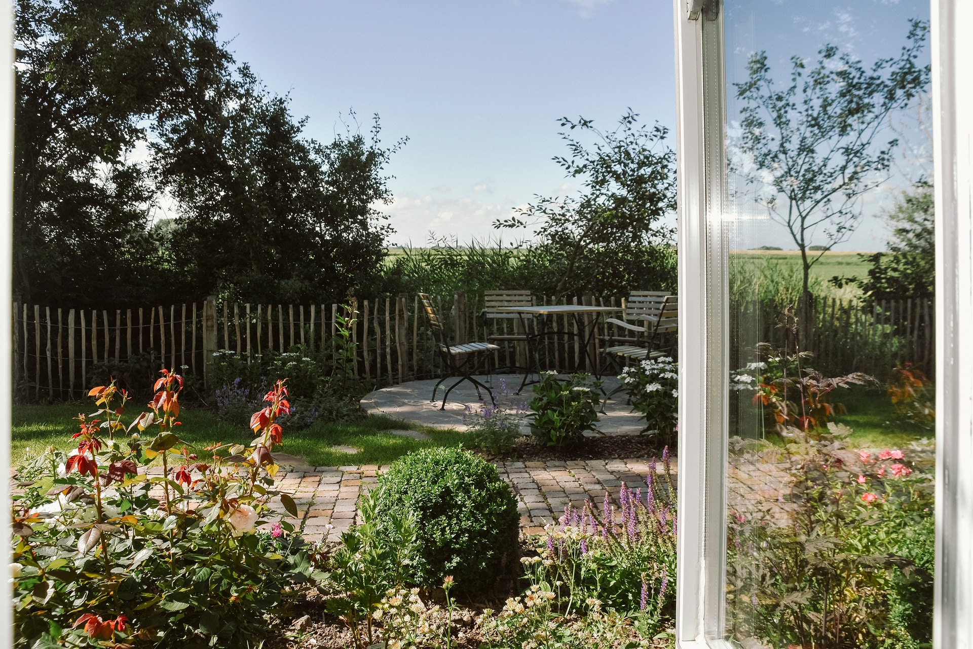 Essplatz im Garten des Huus Uelvesbüll