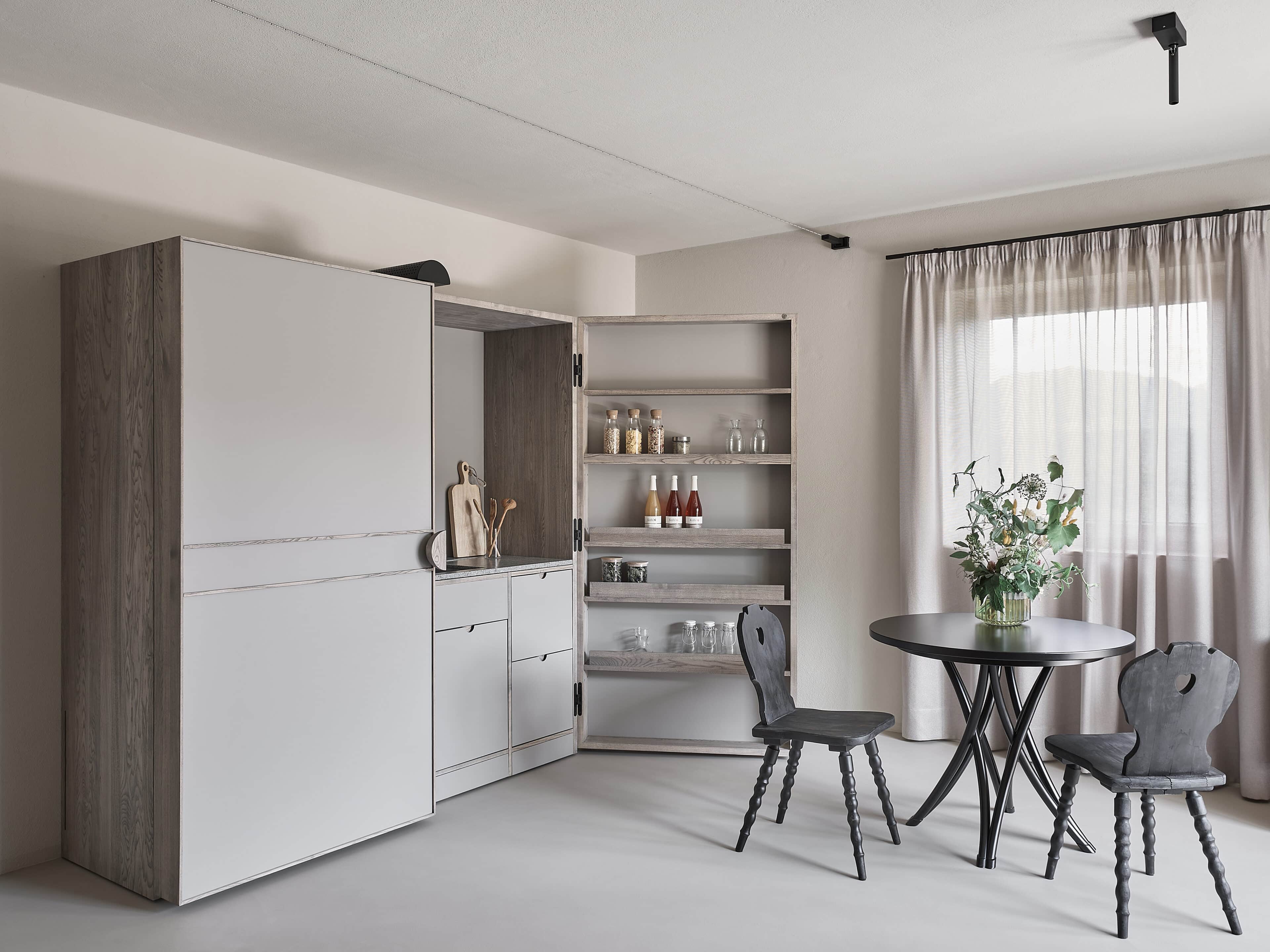 aufklappbarer Küchenschrank mit Essplatz im Refugium Rochus