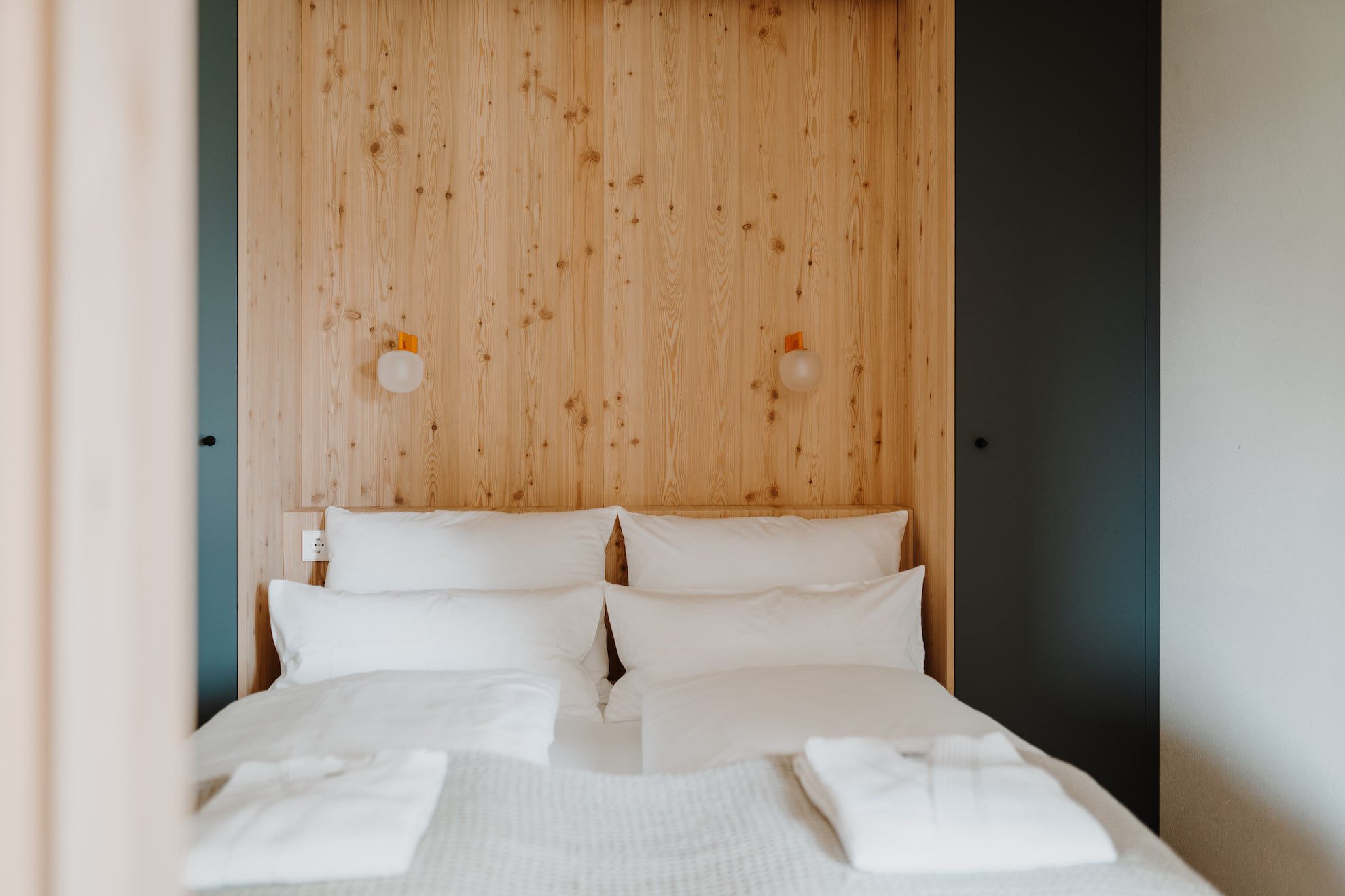 Doppelbett im Zimmer des Refugium Rochus