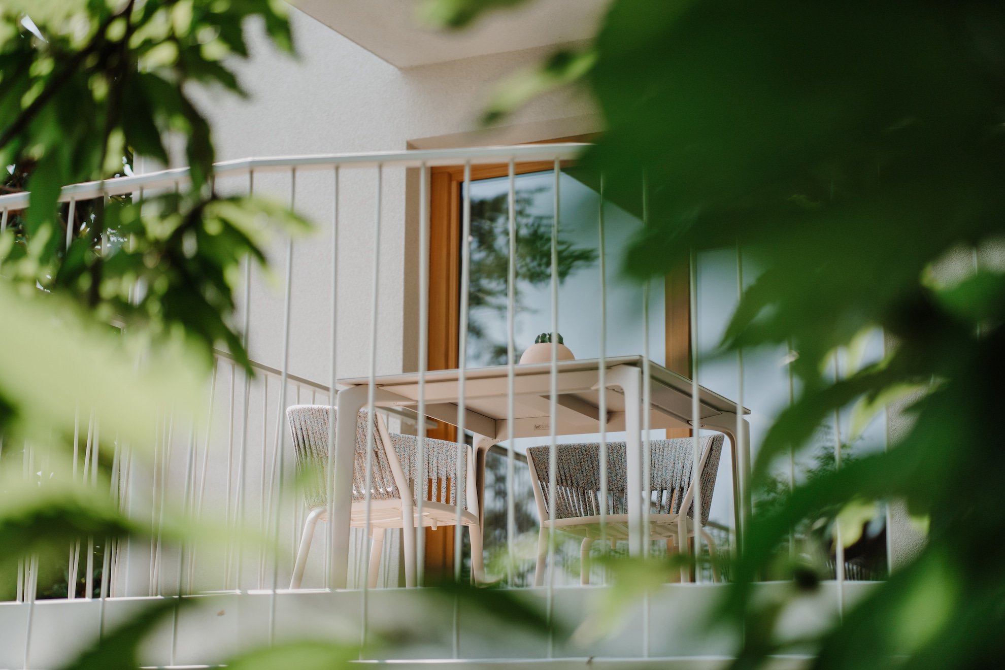 Essplatz auf einem Balkon des Refugium Rochus