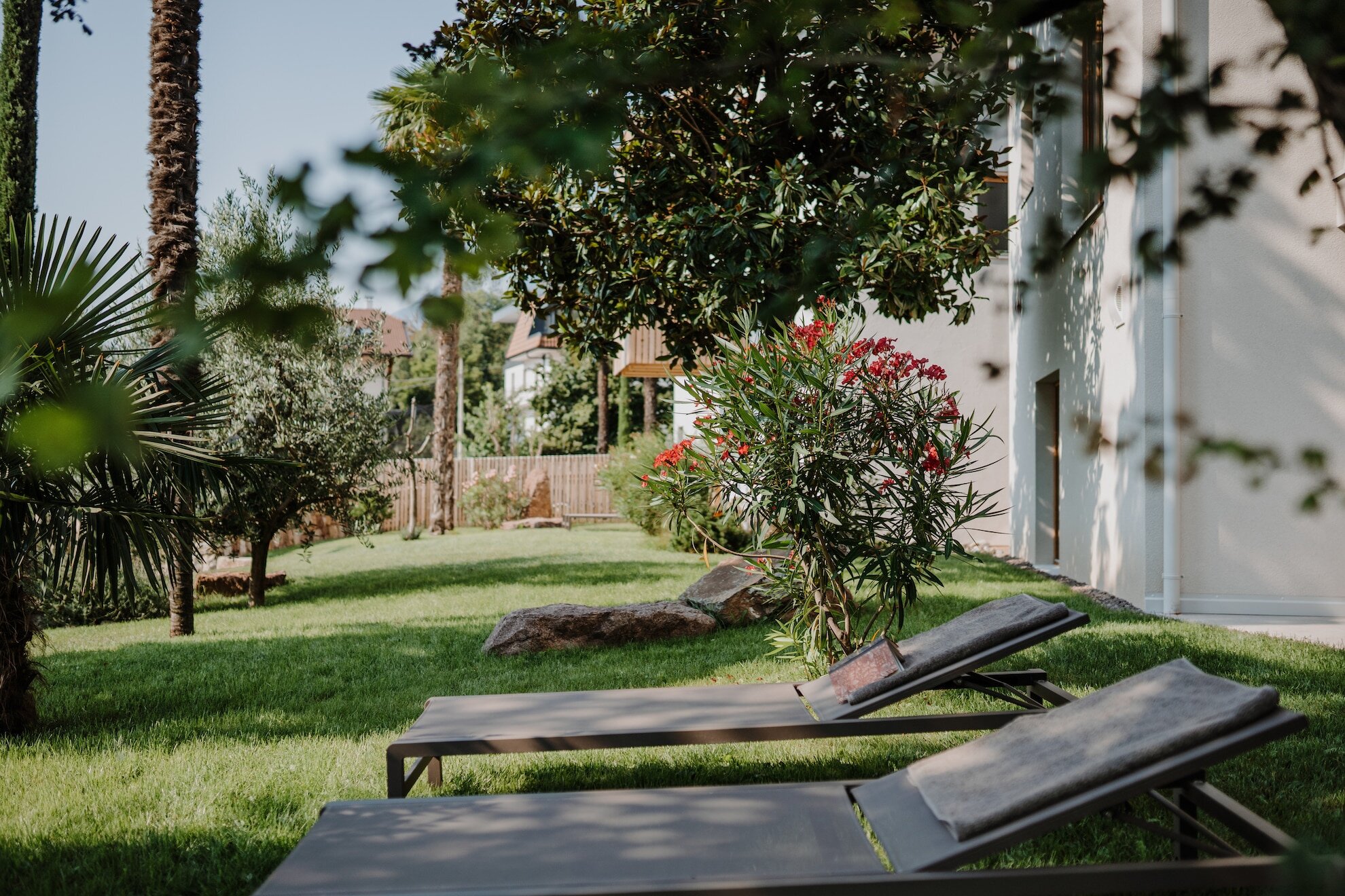Garten mit Liegen im Refugium Rochus