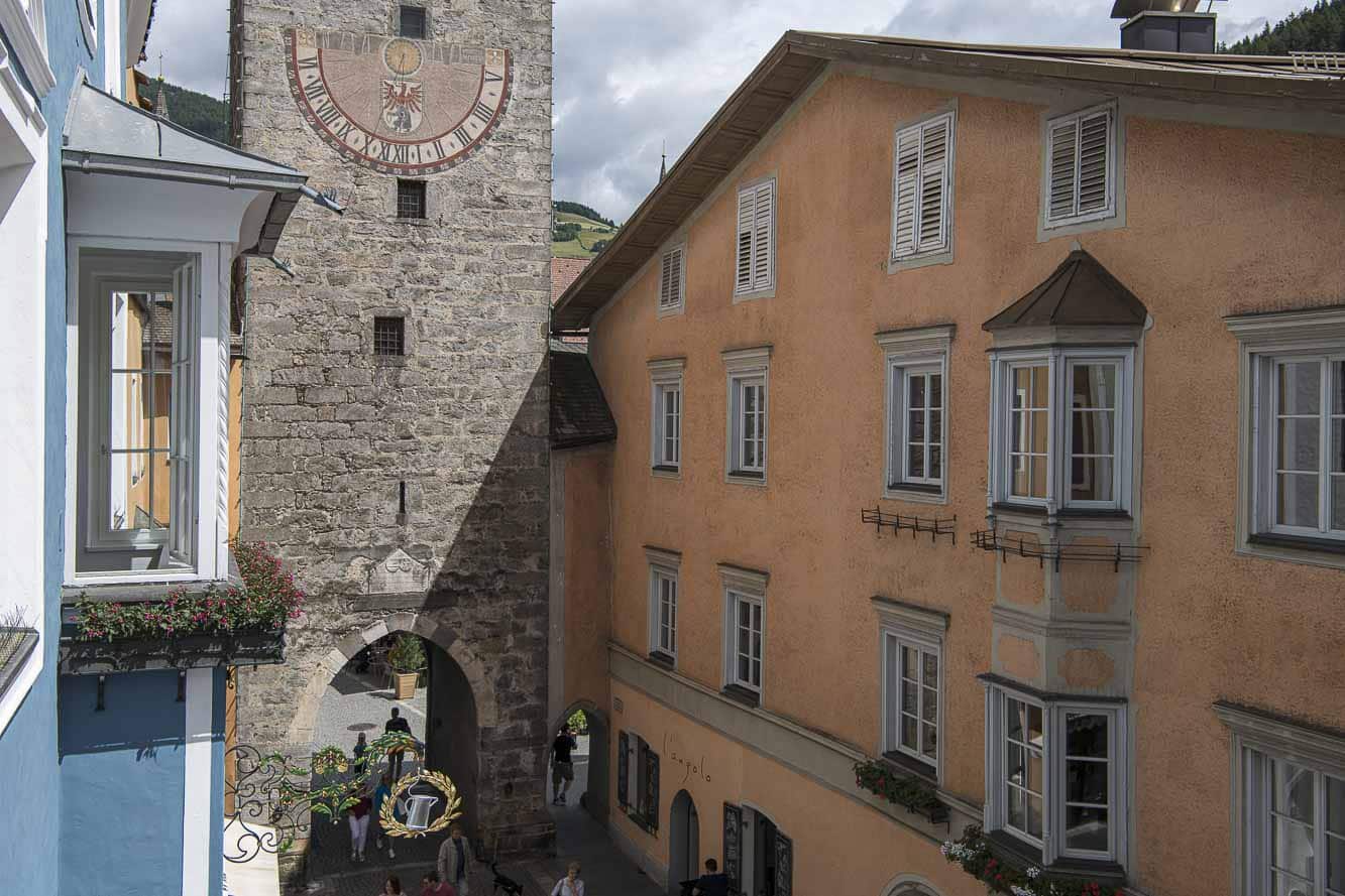 Sonnenuhr-Turm am Haus am Turm in Südtirol