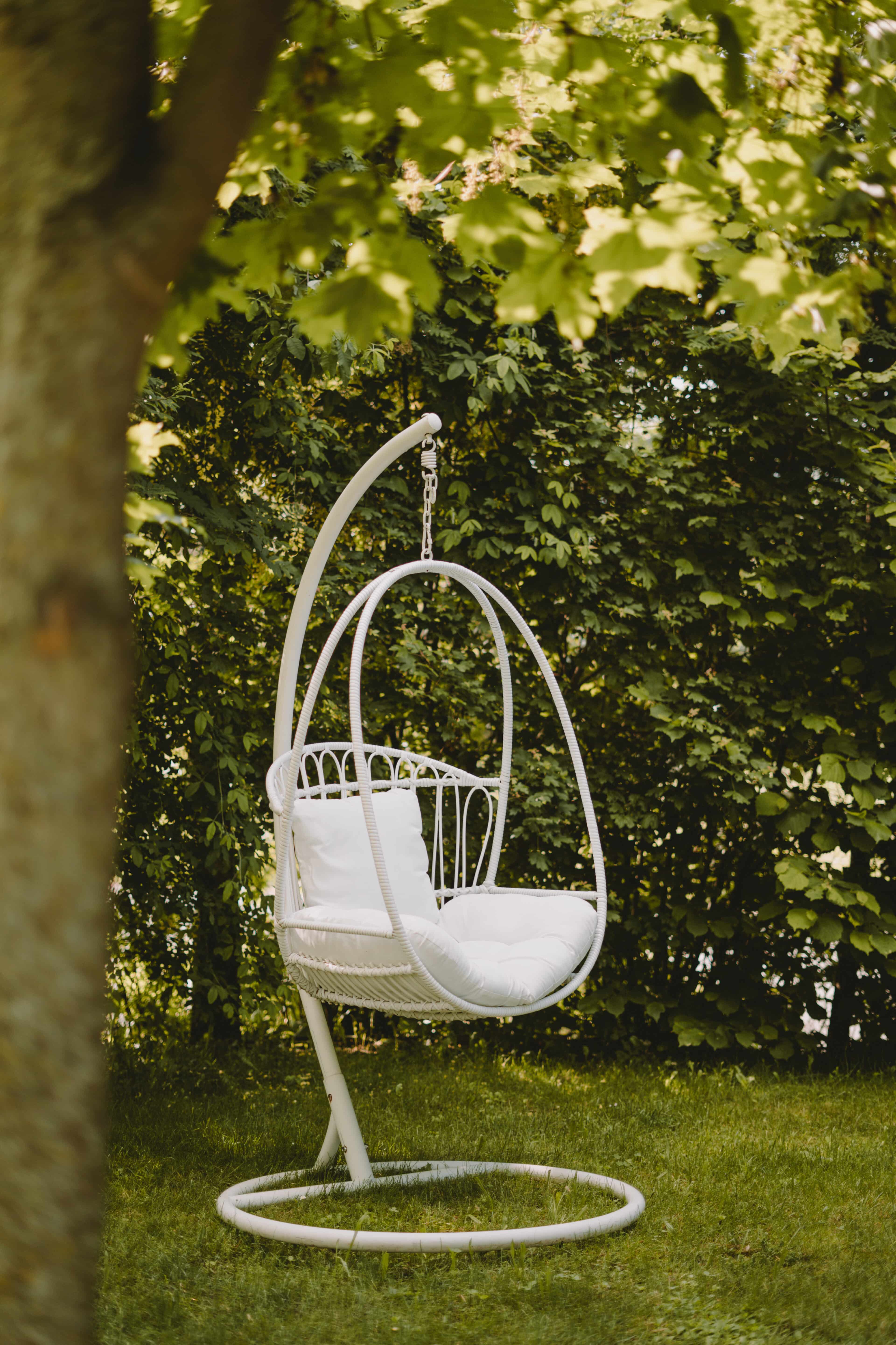 Schaukelstuhl im Garten der Villa Gloria