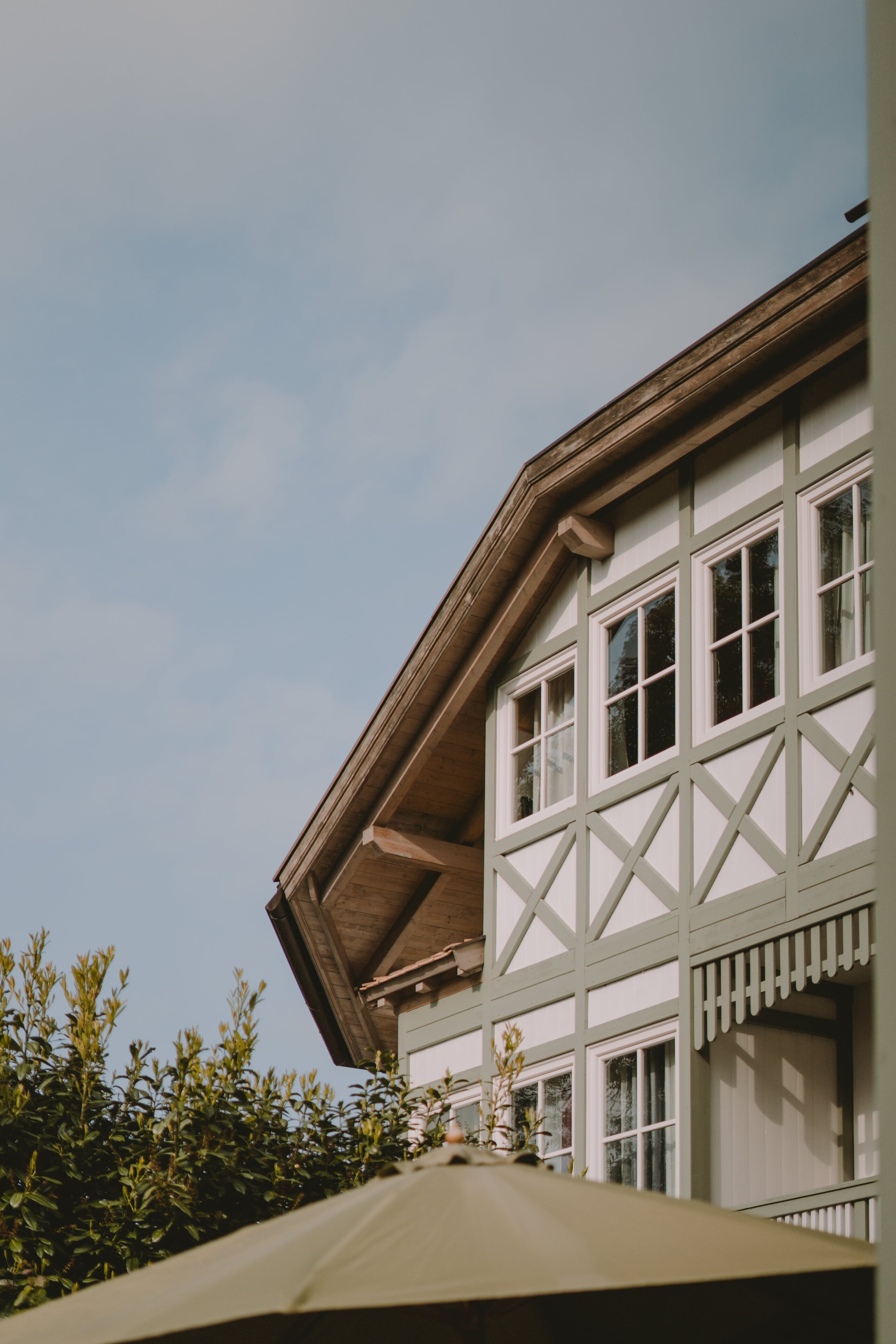 Detail: Fachwerkfassade und Dach der Villa Gloria