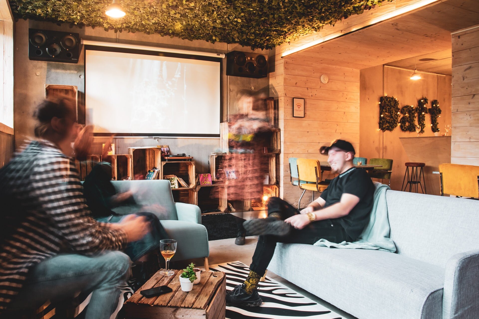 Zusammen Musik hören im Daft Hotel