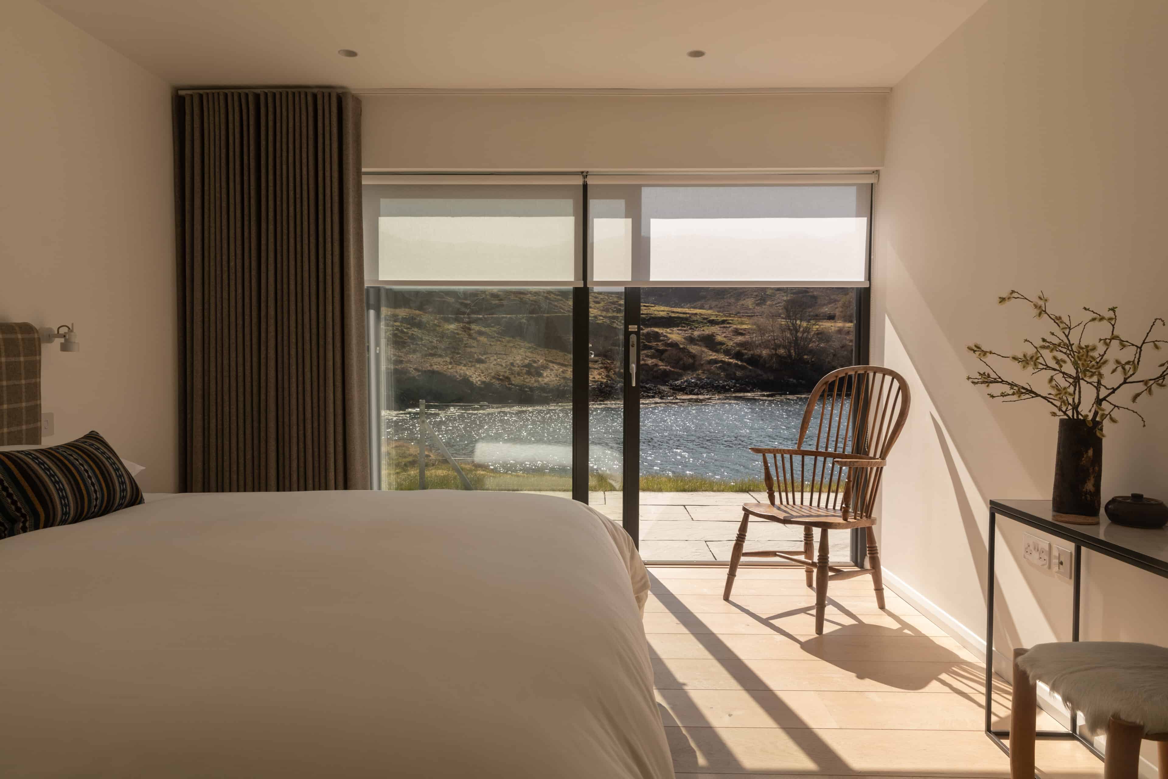 Doppelbett im Zimmer mit Ausblick aufs Meer, Net Store