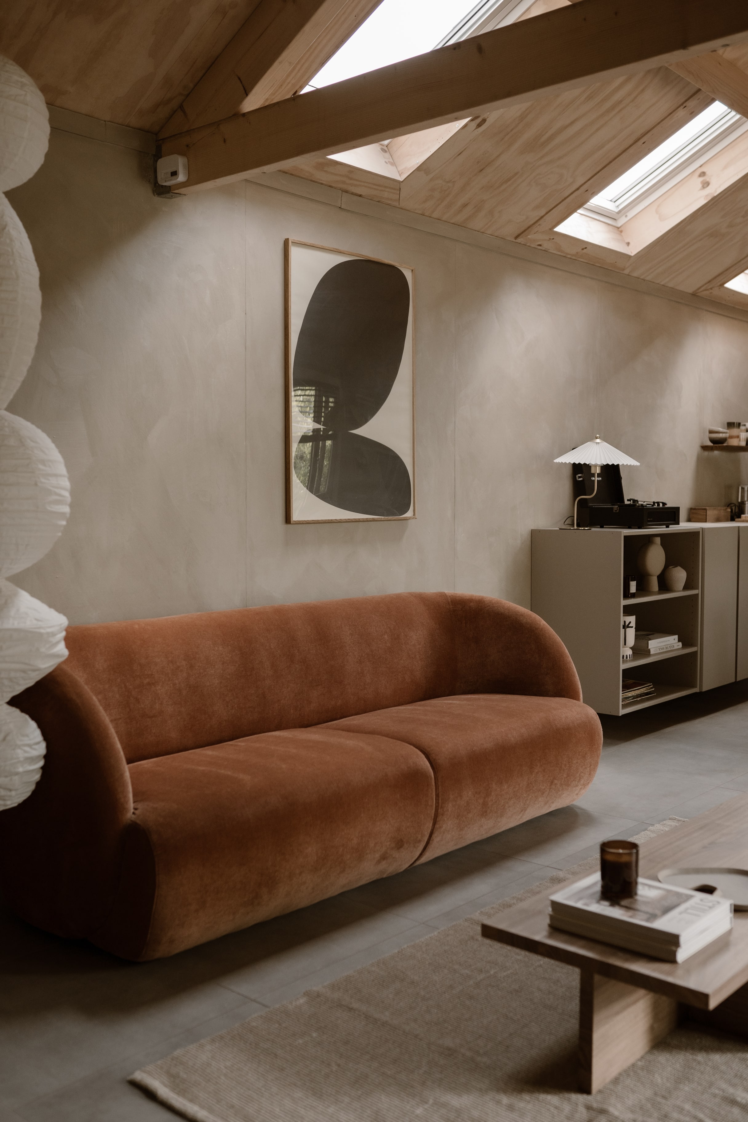 Sofa in der Wohnküche im Tiny Hotel