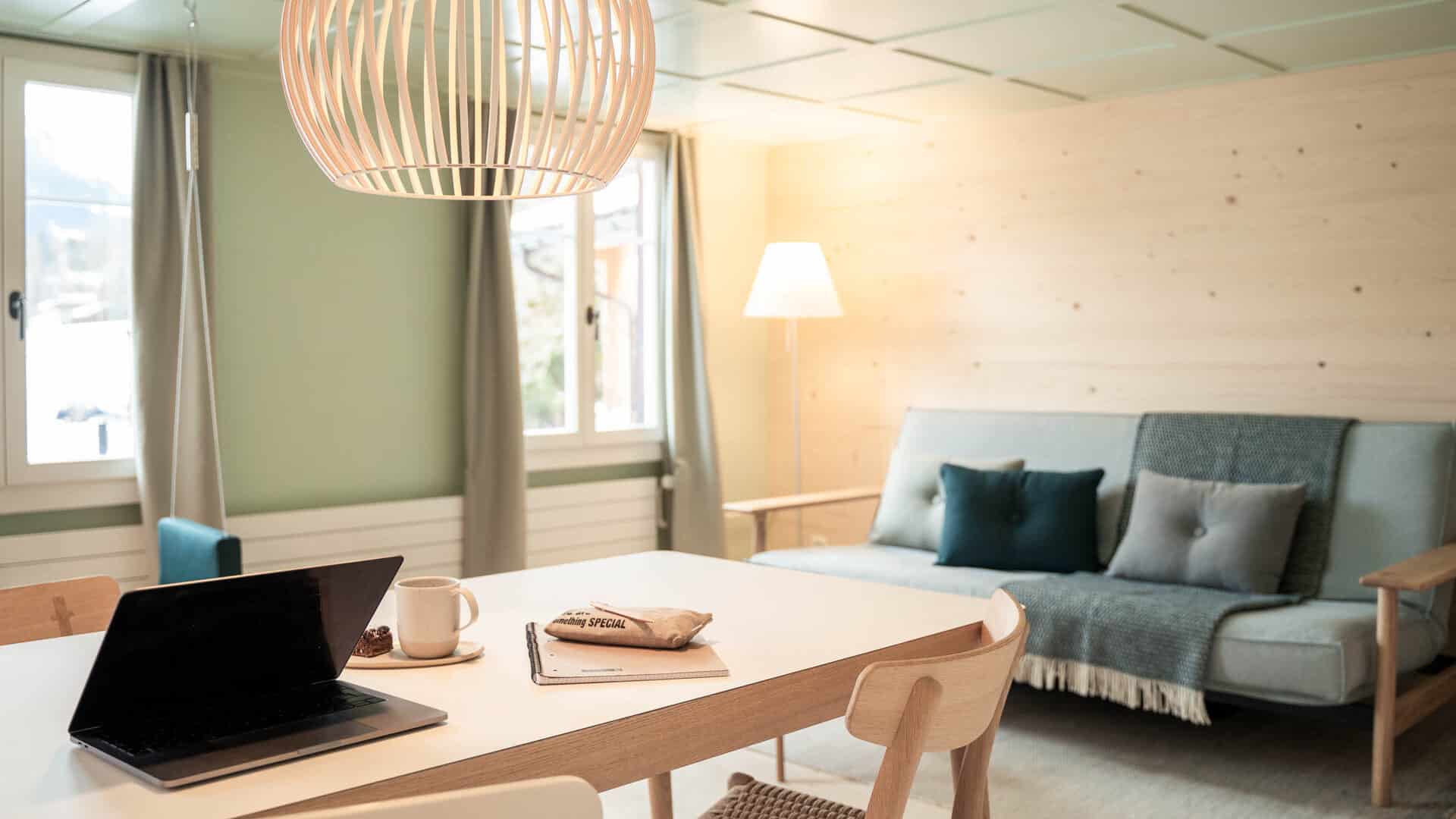 Arbeits- und Wohnzimmer in der Lenk Lodge