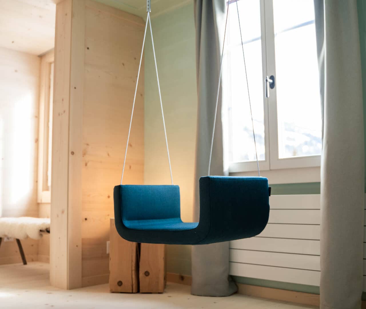 Schaukel in einem der Zimmer der lenk Lodge