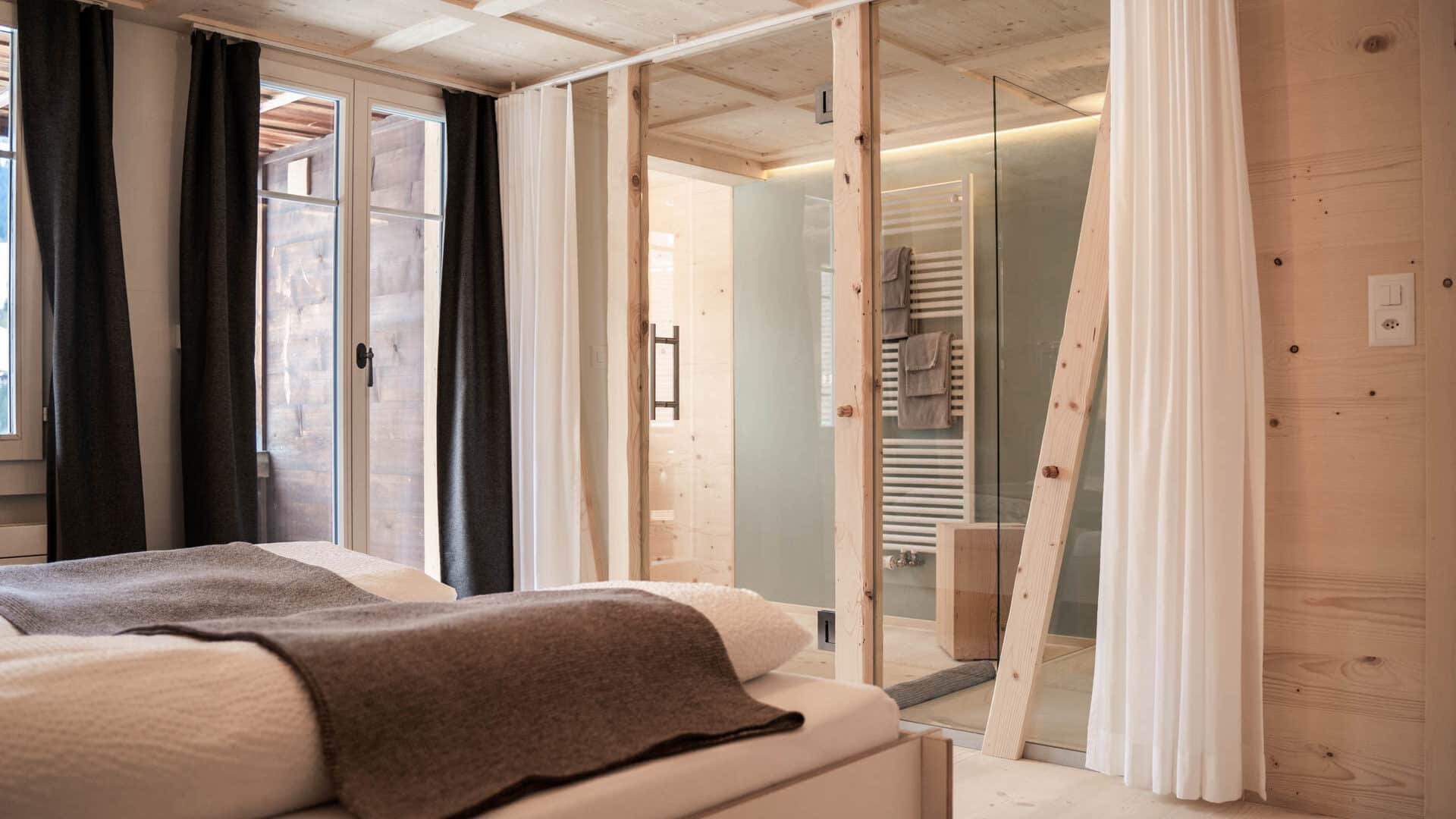 Blick vom Bett ins Badezimmer