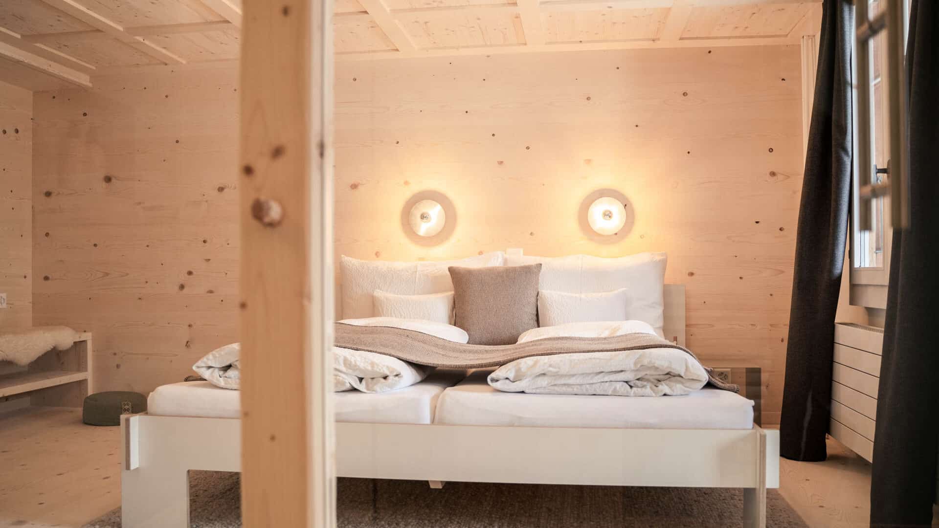 Bett im Doppelzimmer in der Lenk Lodge