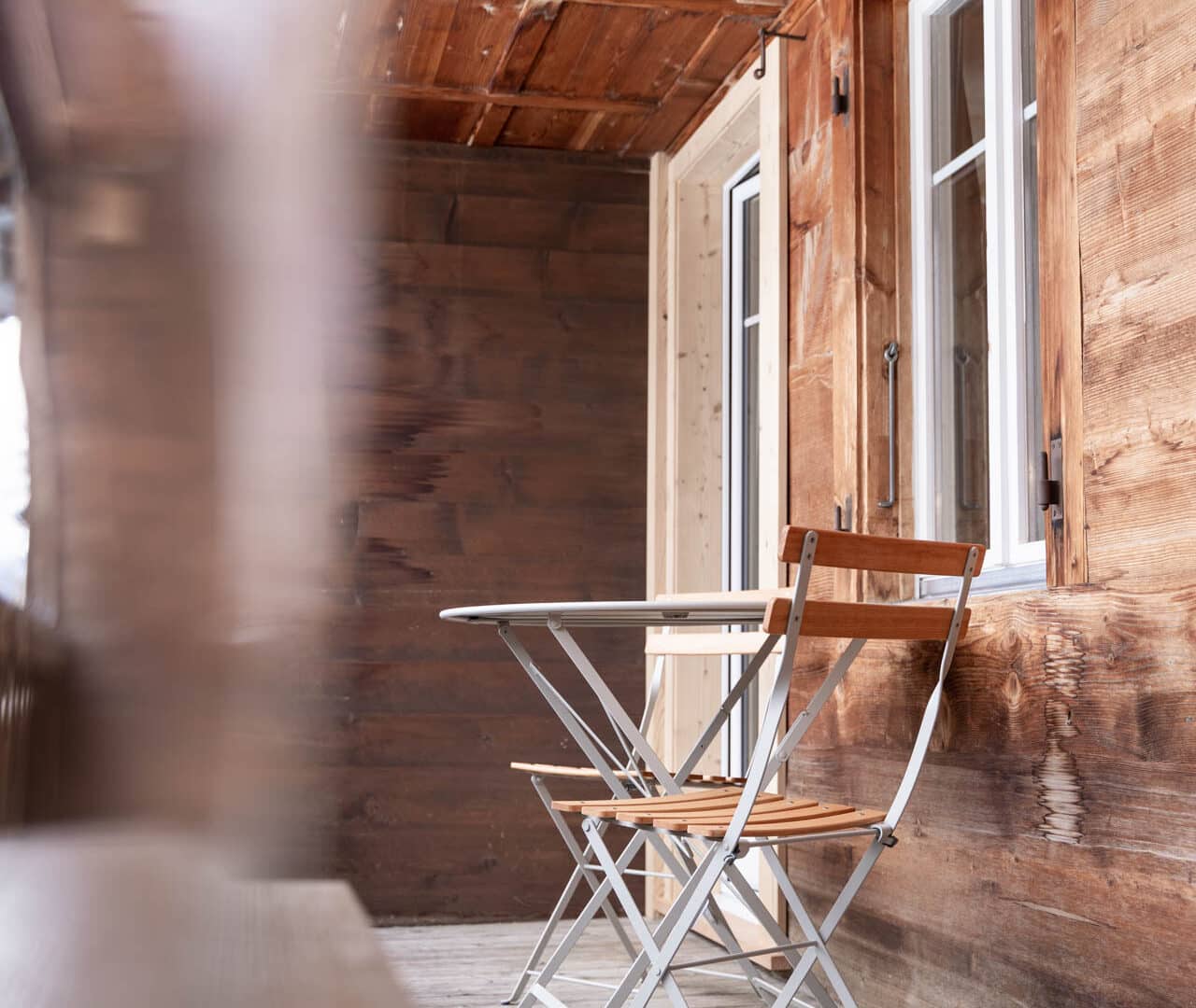 kleiner Outdoorsitzplatz vor der Tür in der Lenk Lodge