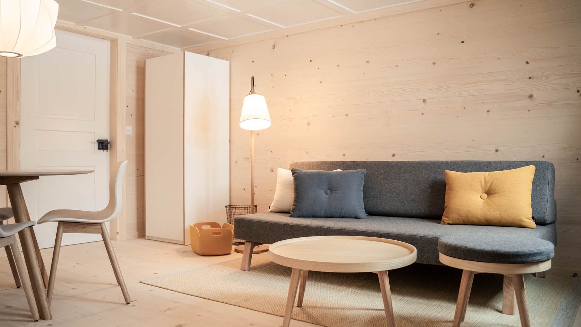 Sofa mit Tischen im Zimmer der Lenk Lodge
