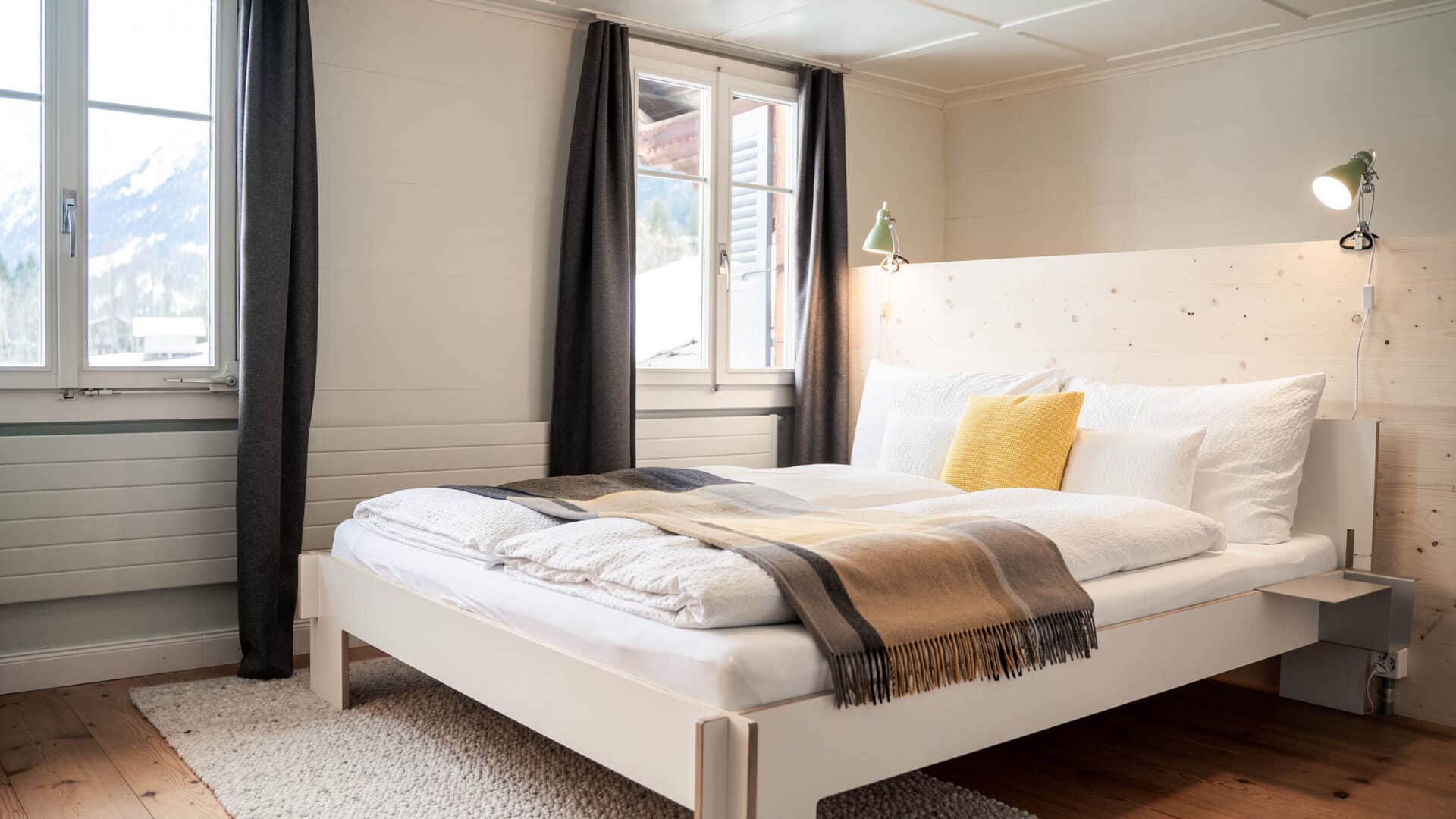 Bett im Doppelzimmer der Lenk Lodge
