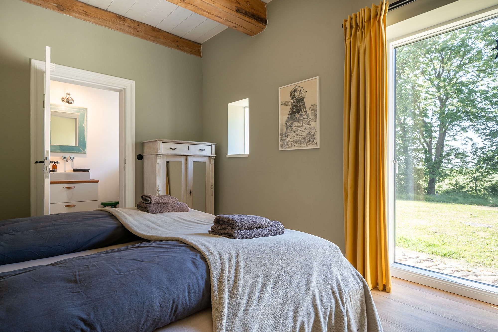 Doppelzimmer mit Bett und Blick in den Garten und ins Badezimmer, Friesensteern