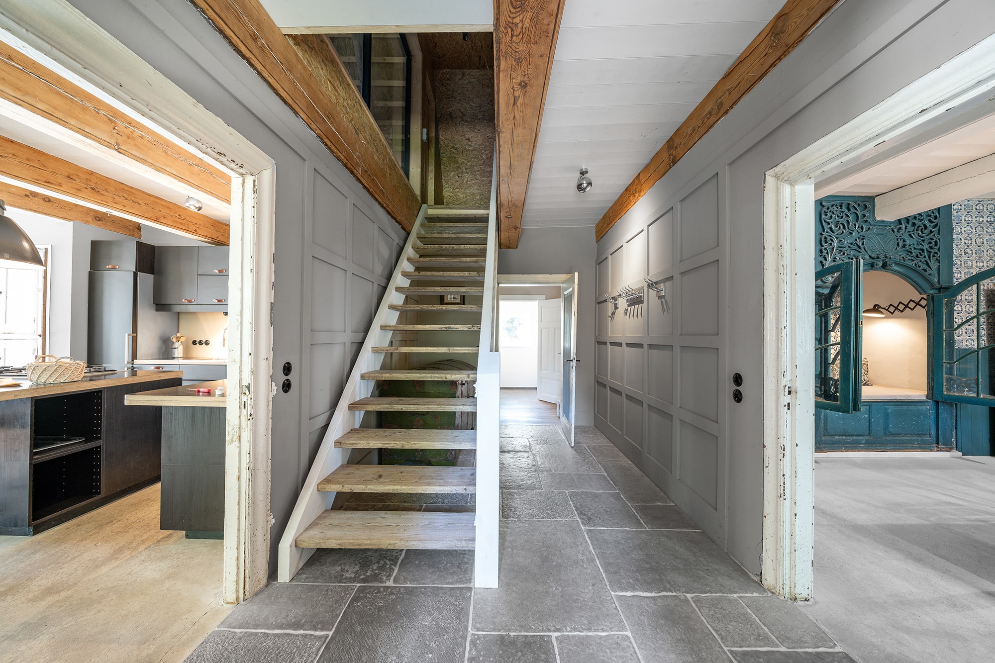 Eingangsbereich mit Treppe, Blick in die Küche und Schlafzimmer