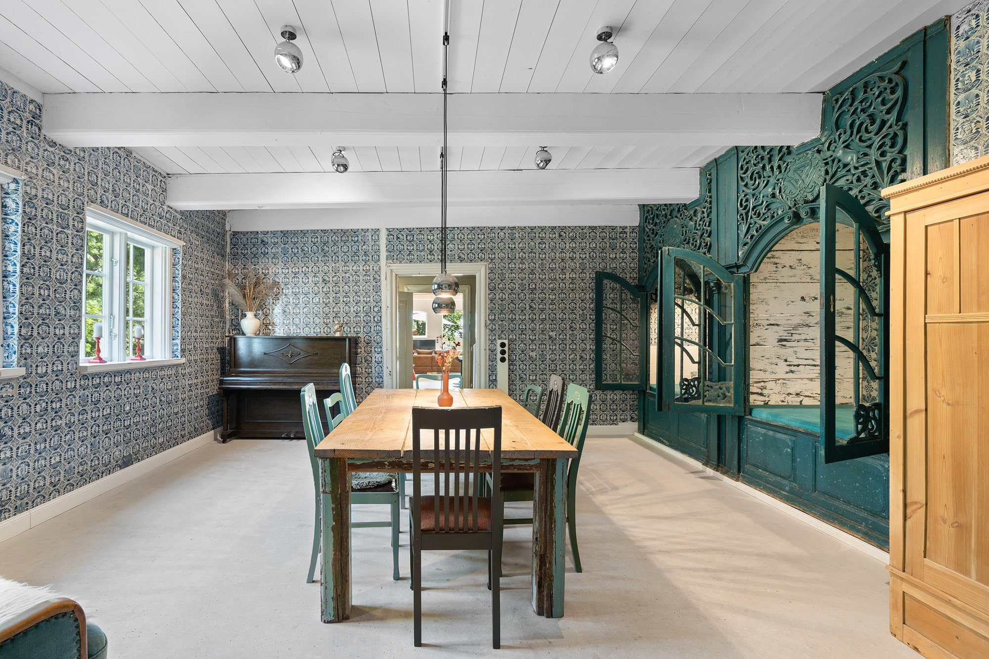 Wohnzimmer mit Essplatz und historischen Wandkacheln im Friesensteern