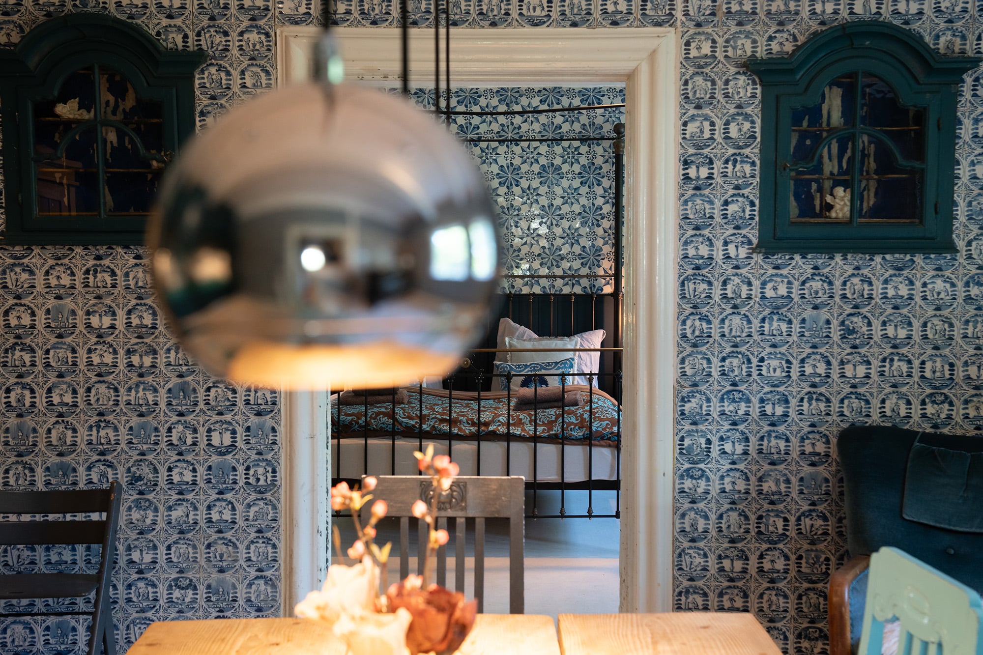 Detail Esstischlampe und Blick ins Schlafzimmer im Friesensteern