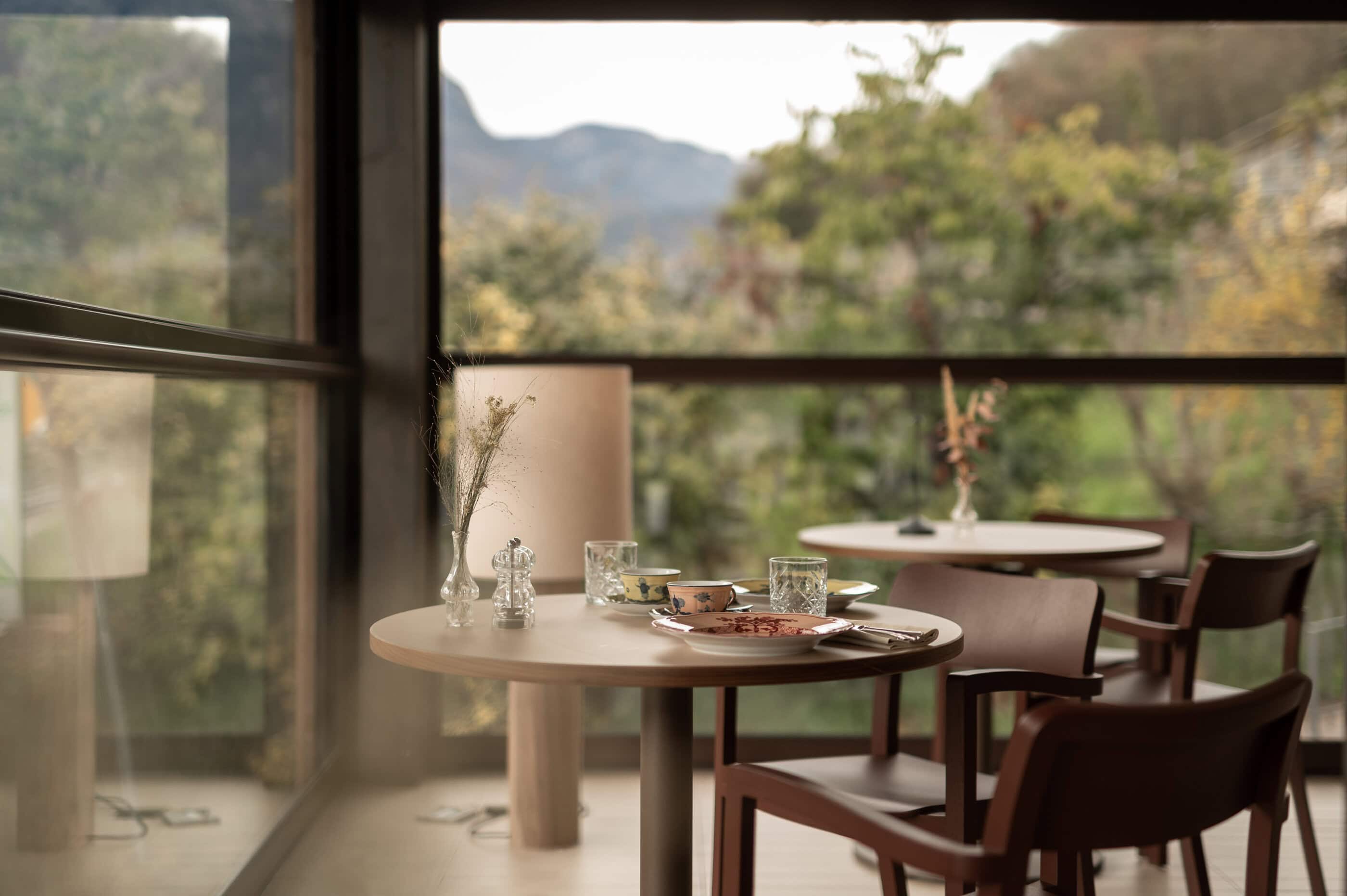 Frühstückstisch mit Ausblick in der Pension Leuchtenburg