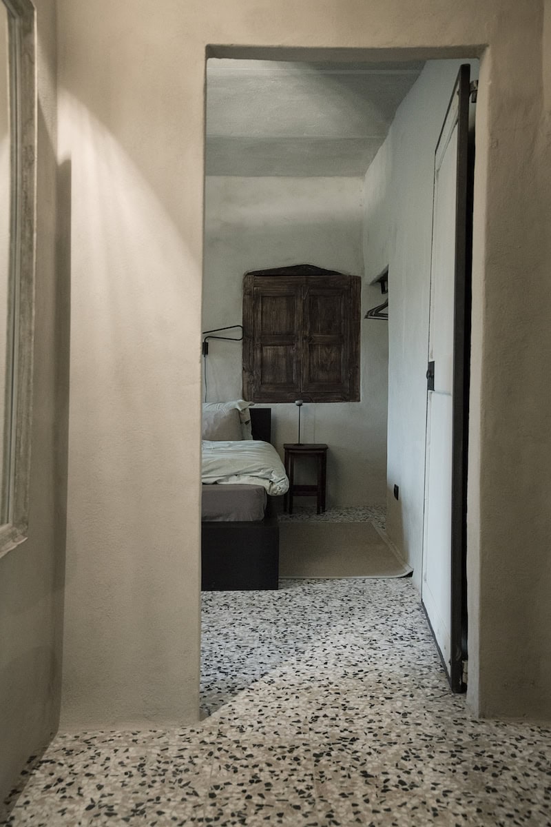 Blick ins Schlafzimmer in einem Ferienhaus des Serafina Vereins