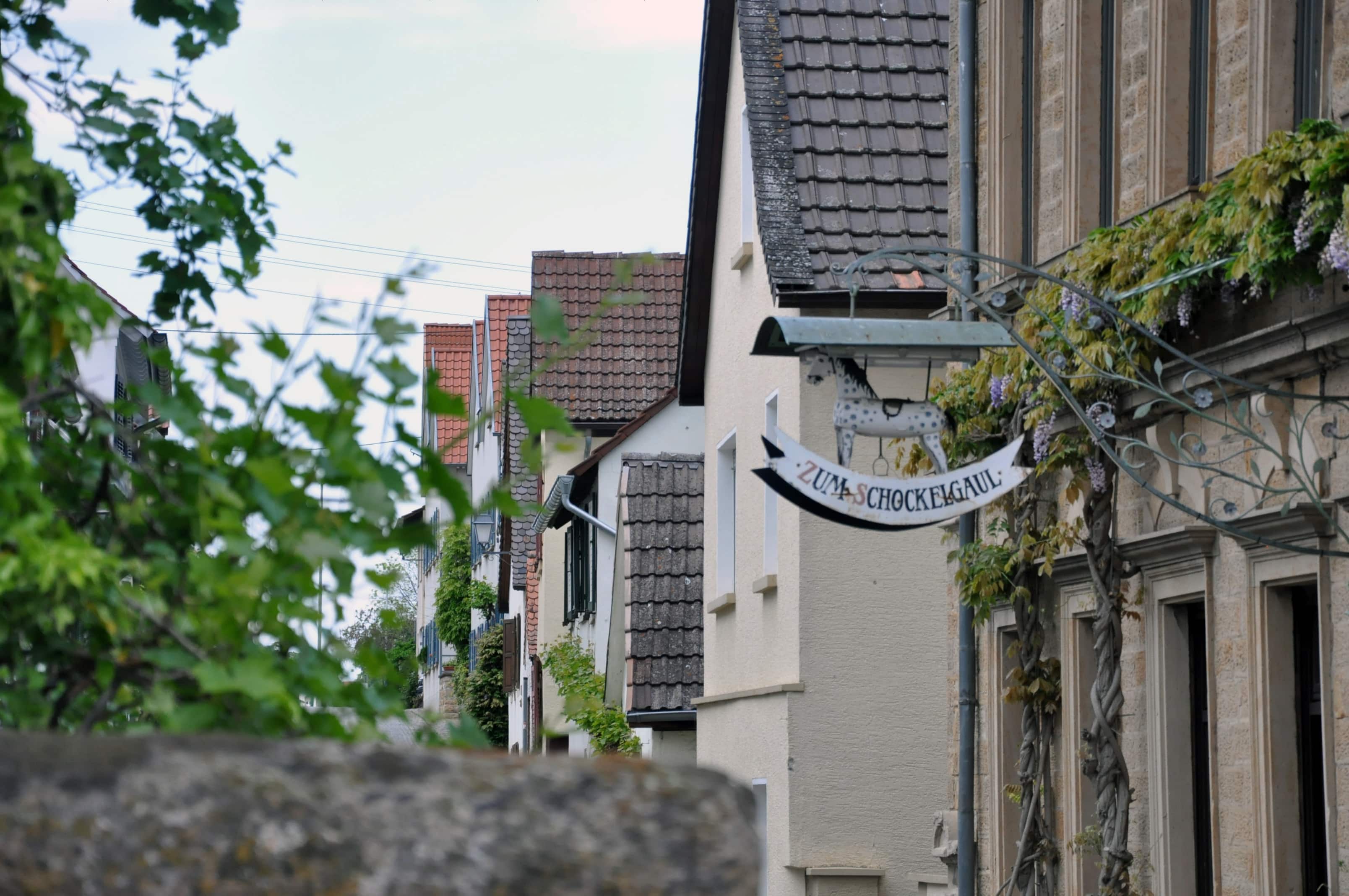Zum Schockelgalu von außen mit Hausschild