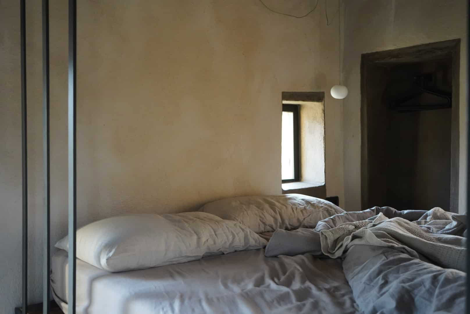 Doppelbett im Schlafzimmer des Ferienhauses Ciabot, Serafina