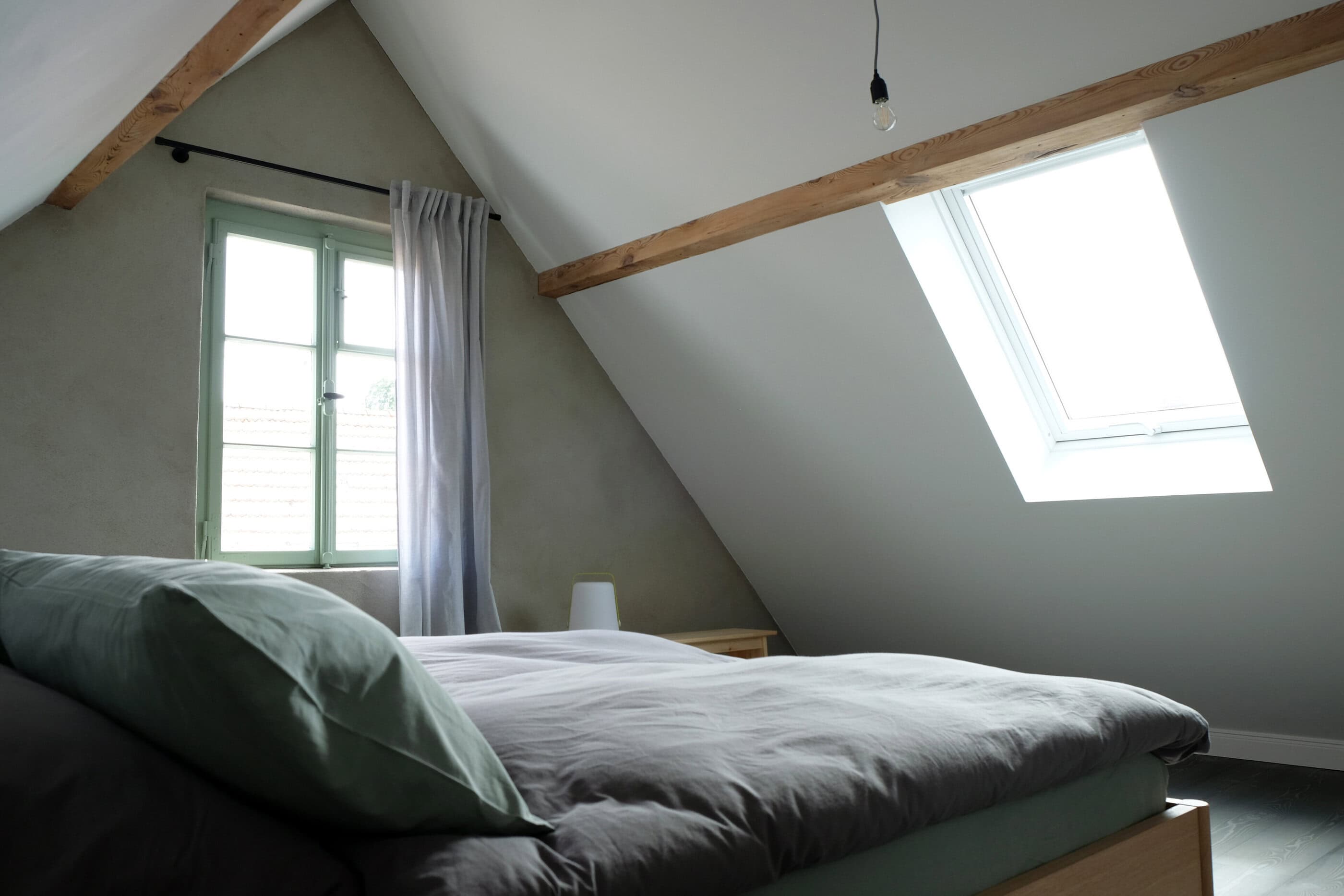 Doppelbett und Fenster in der Ferienwohnung des Schockelgaul