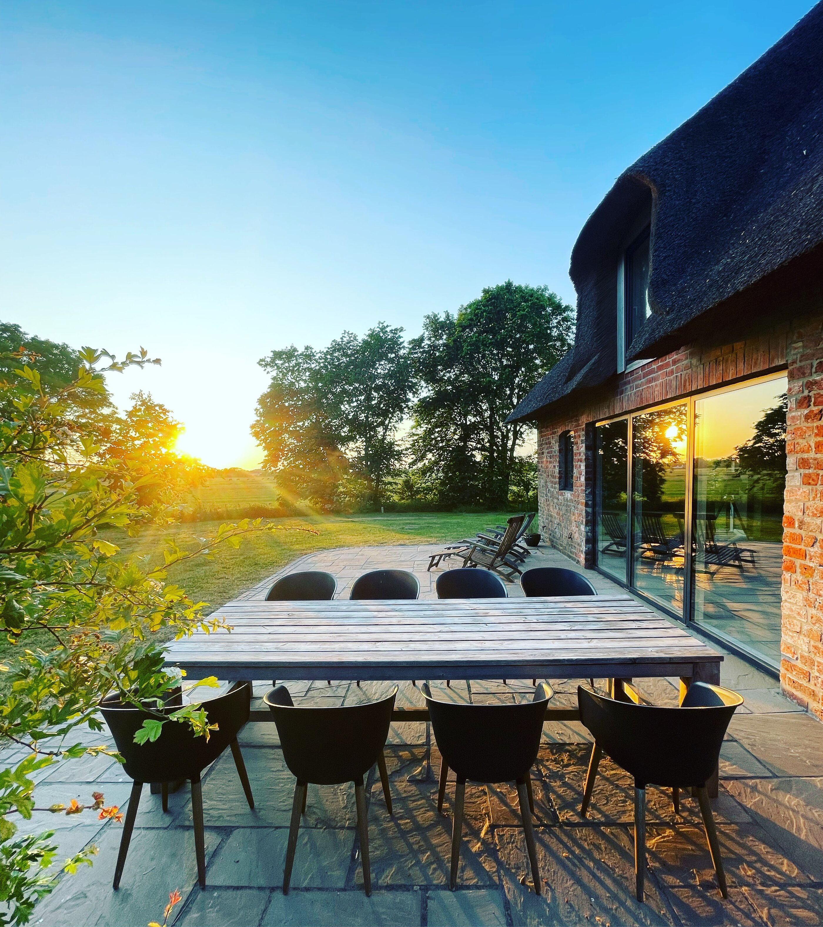Terrasse mit Essplatz bei Sonnenuntergang des Friesensteern