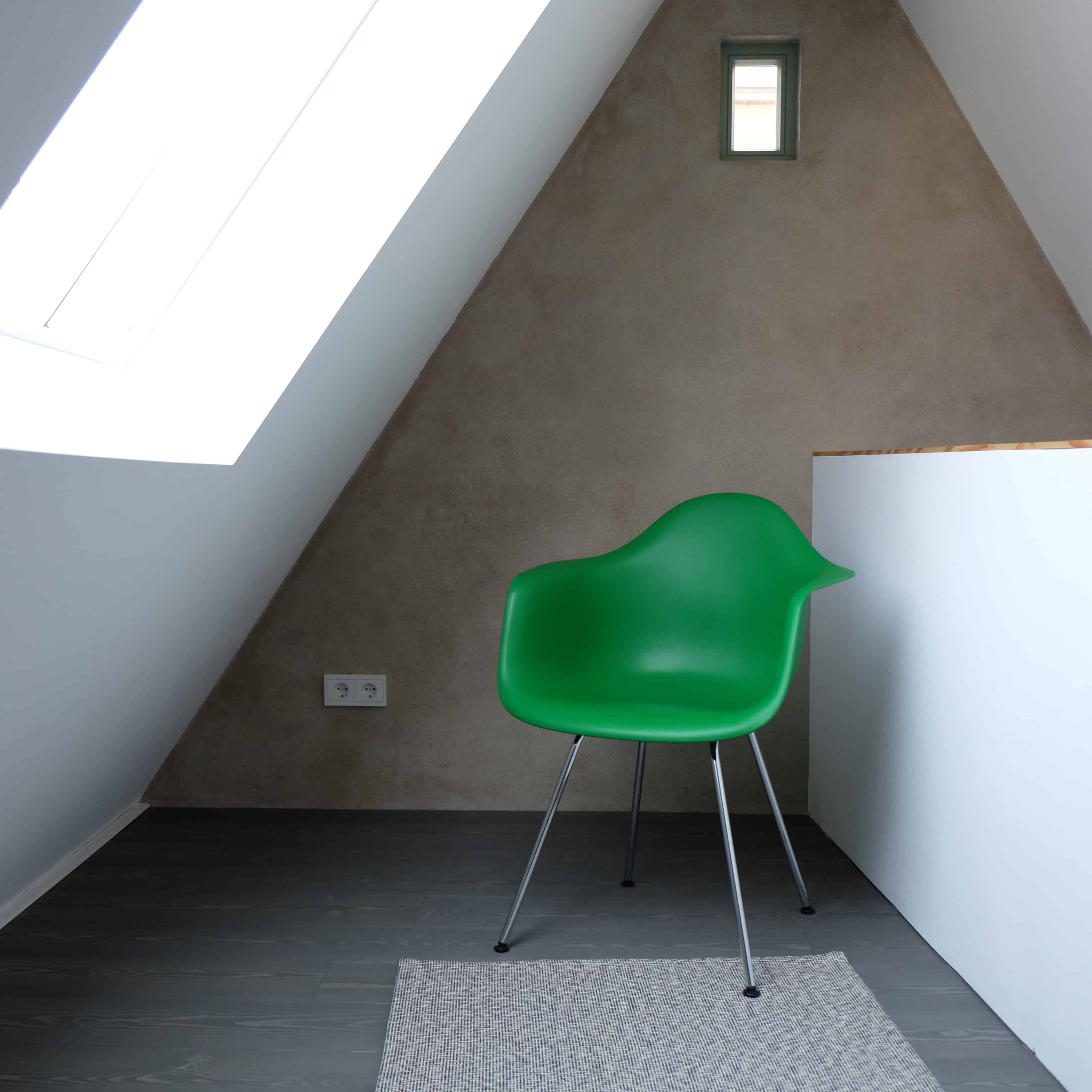 Leseecke mit grünem Stuhl in der Ferienwohnung im Schockelgaul