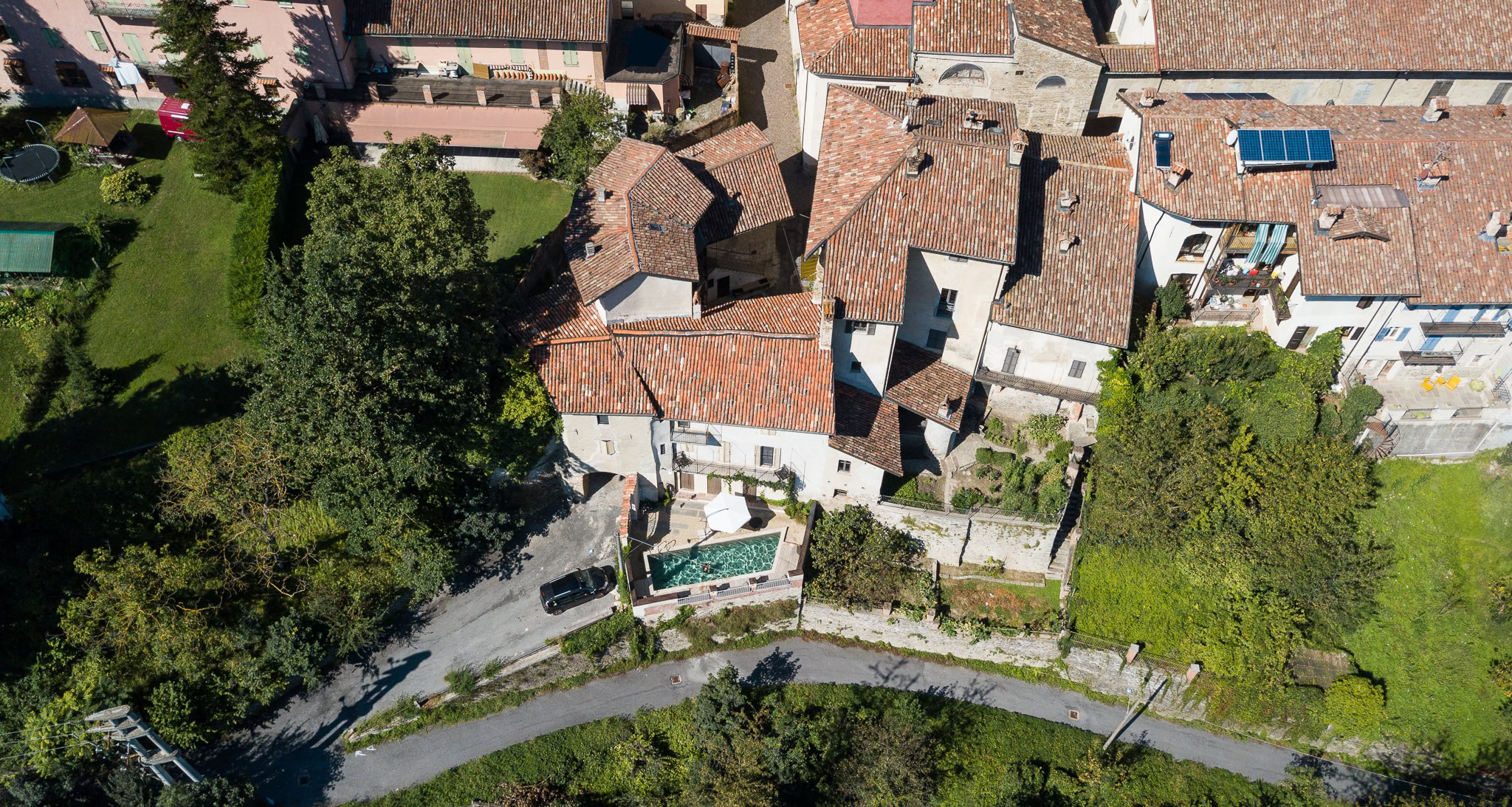 Blick von oben auf die Häuser des Vereins Serafiba