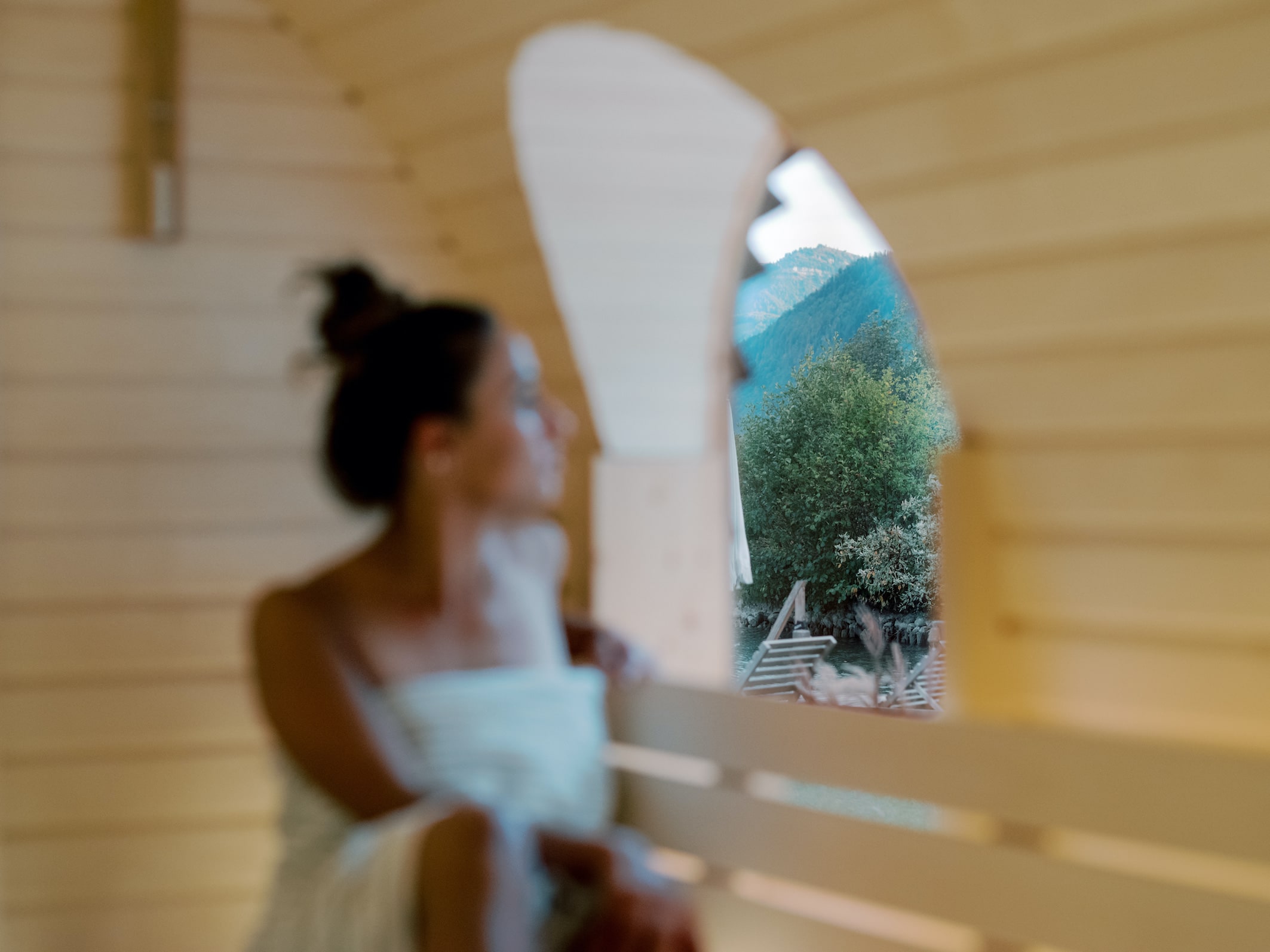 Gast blickt aus der Sana auf die Berge in der Villa Alma