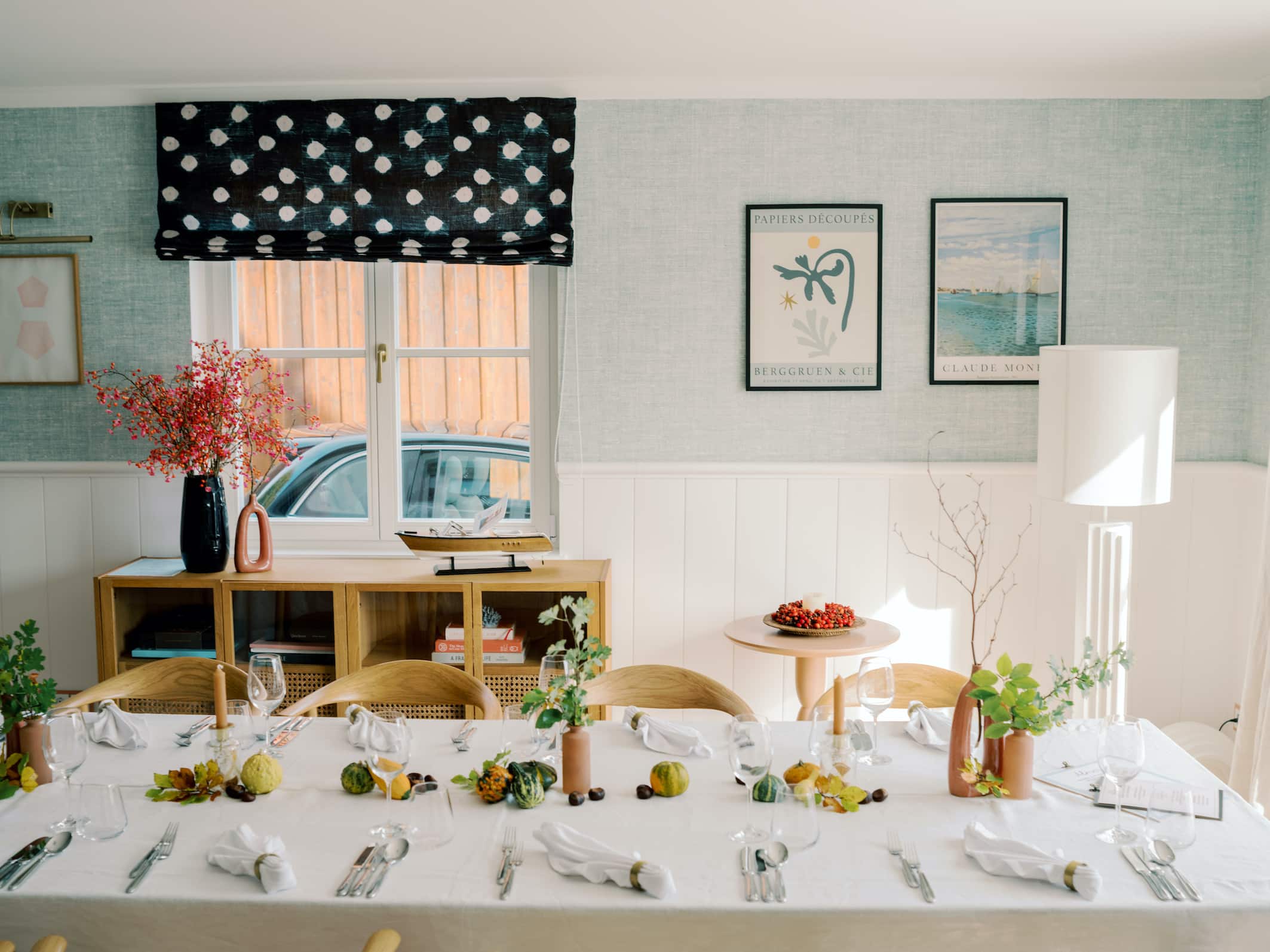 gedeckter Tisch im Gastraum in der Villa Alma