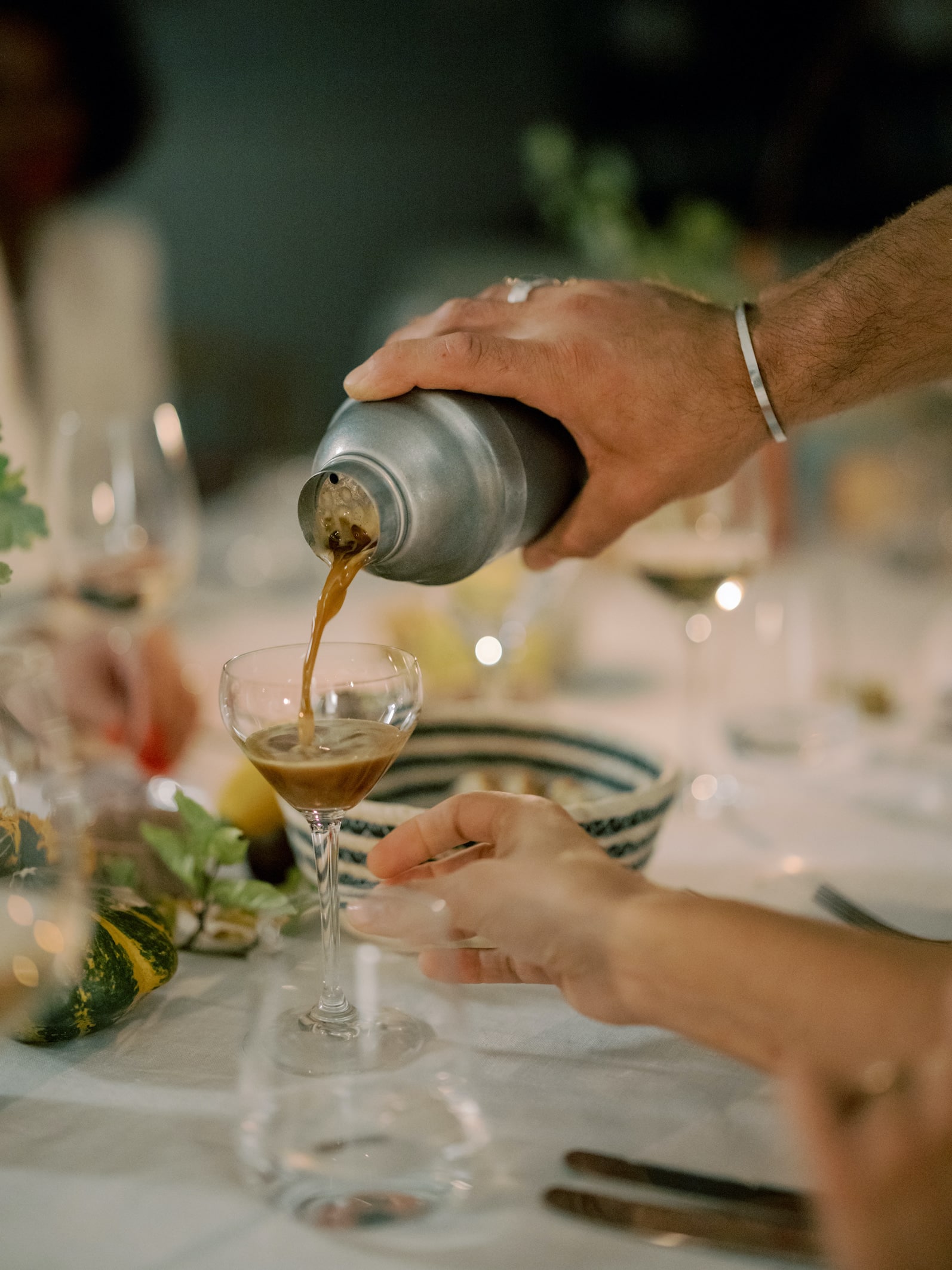 Barkeeper schenkt Drink ein in der Villa Alma