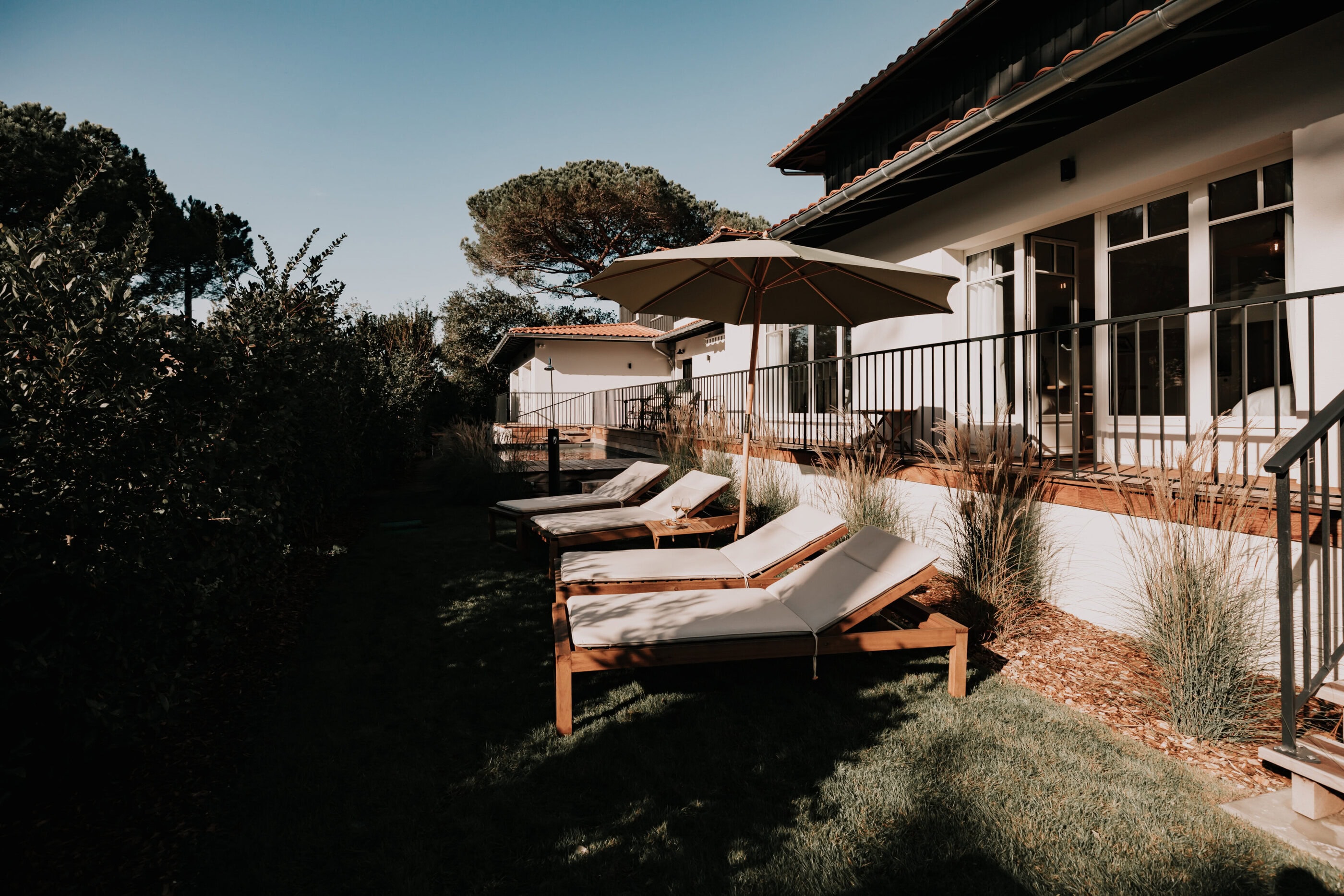 Sonnenliegen im Outdoorbereich des Chez Brens