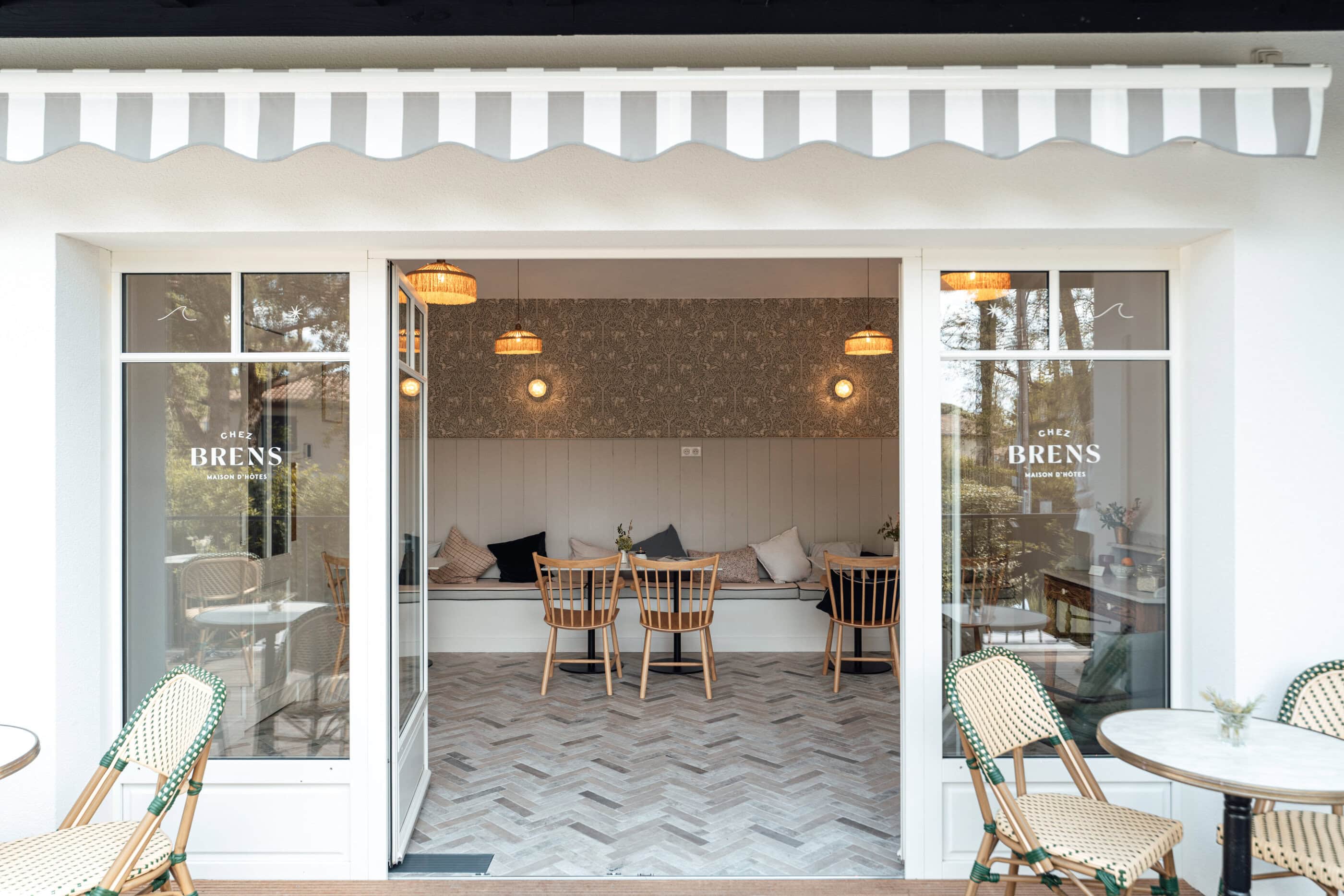 Blick von außen in den Gastraum des Hotels Chez Brens