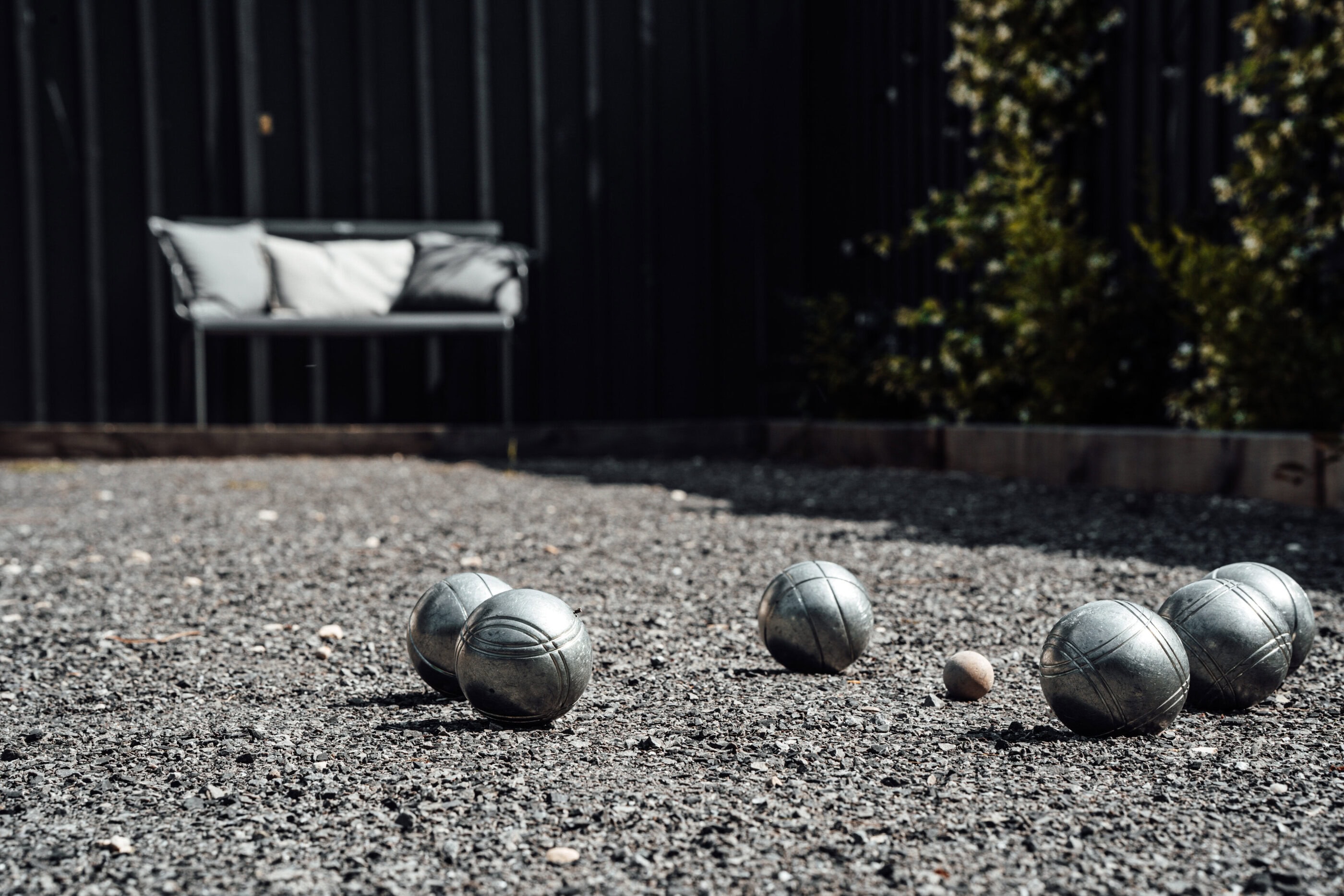 Boulekugeln auf dem Platz vor dem Hotel Chez Brens