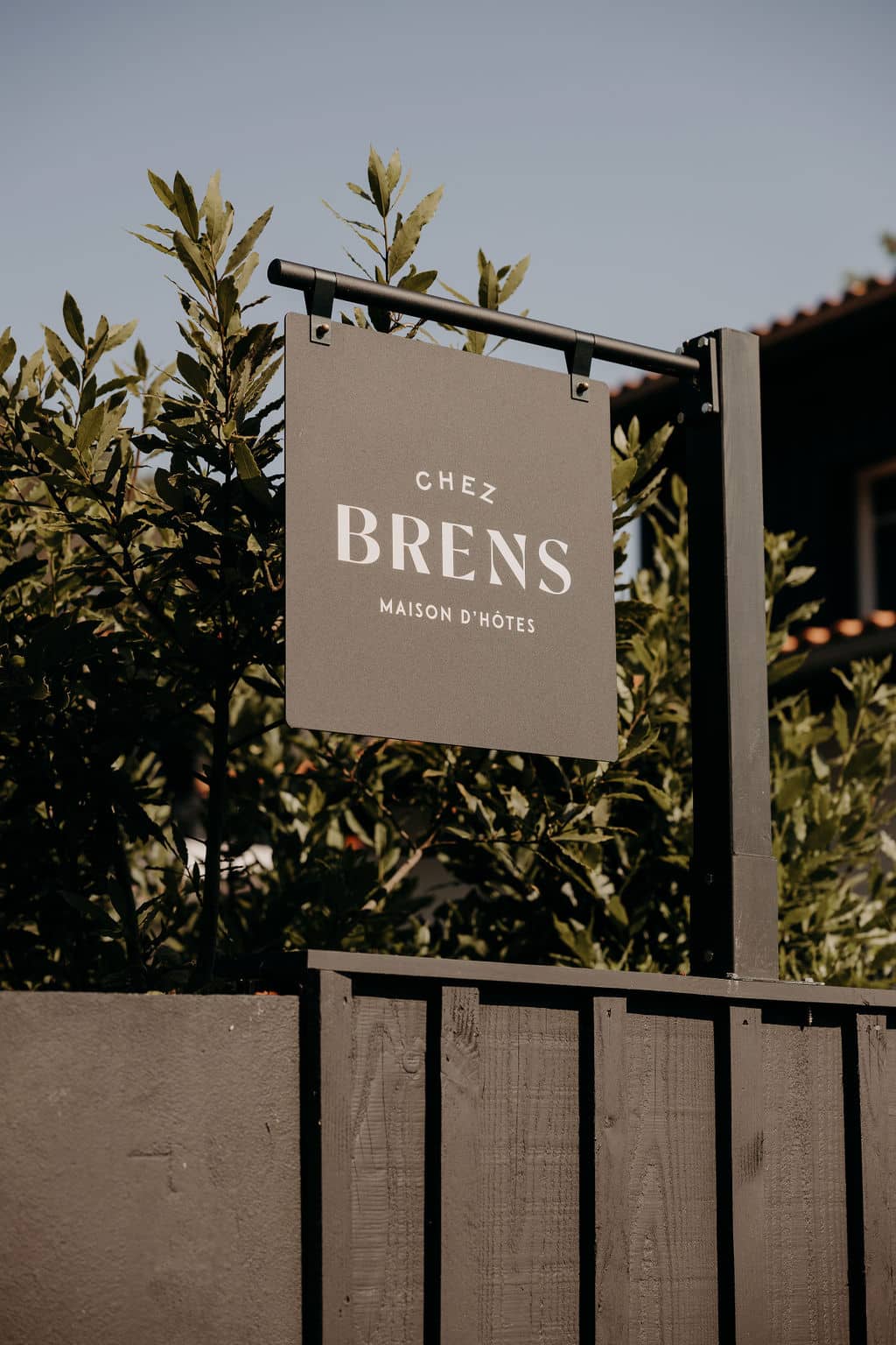 Schild am Eingang des Hotel Chez Brens