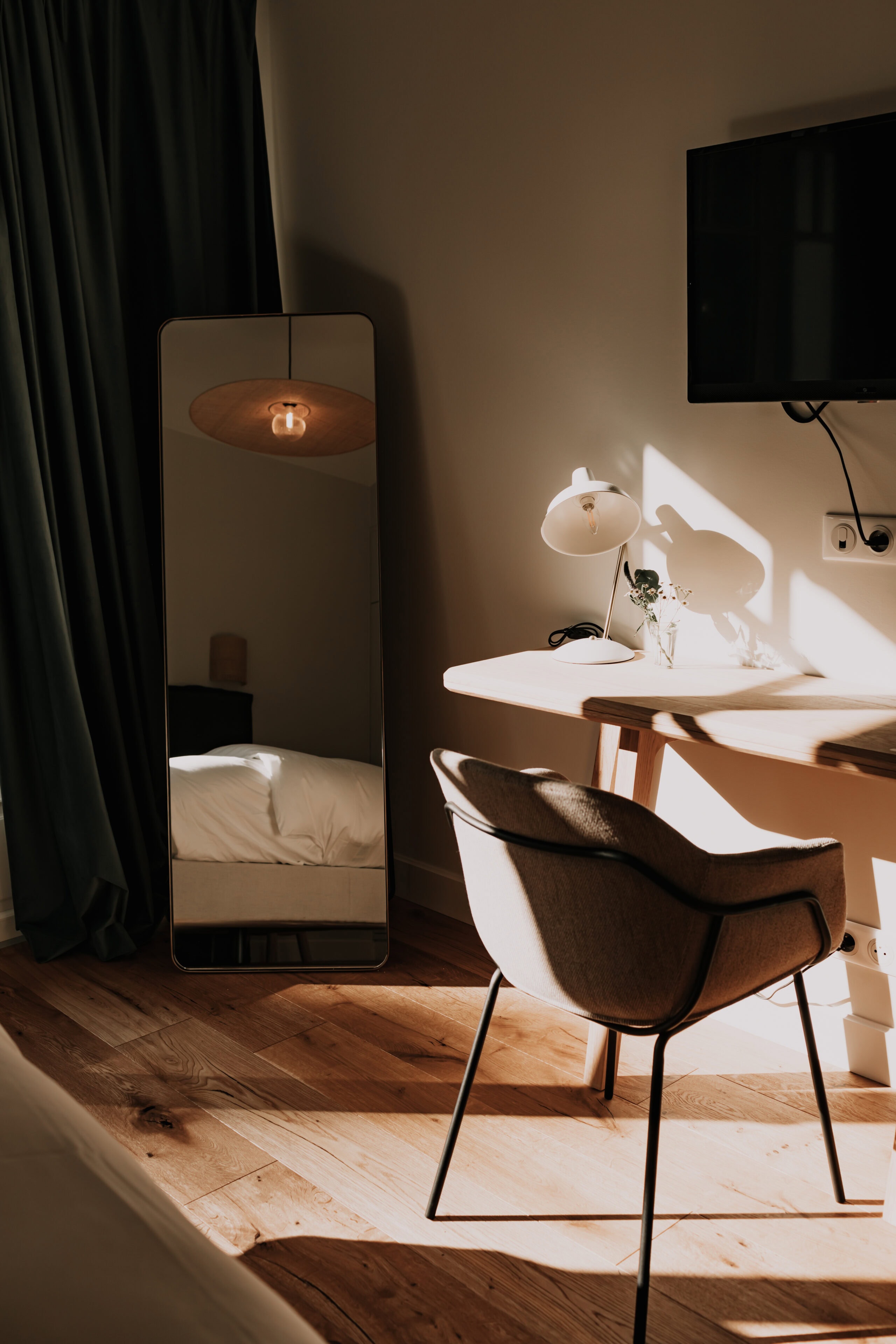 Schreibtisch im Hotelzimmer des Chez Brens