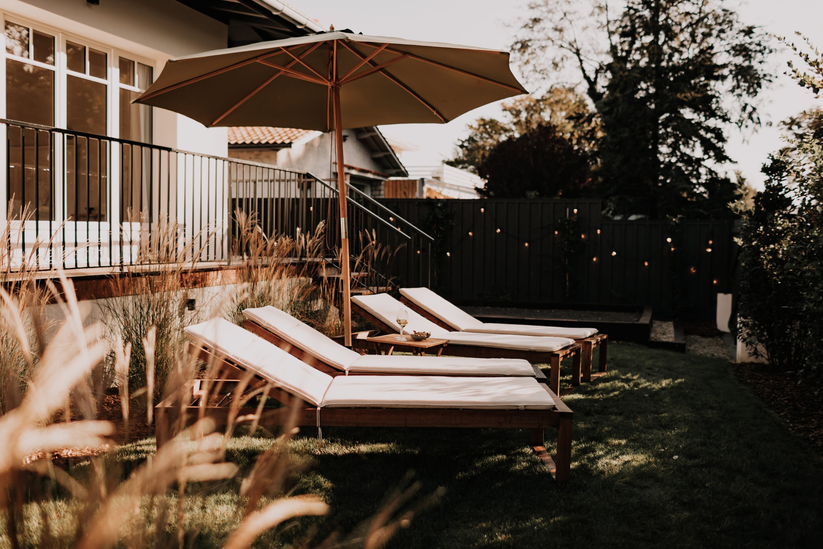 Liegen im Outdoorbereich des Chez Brens