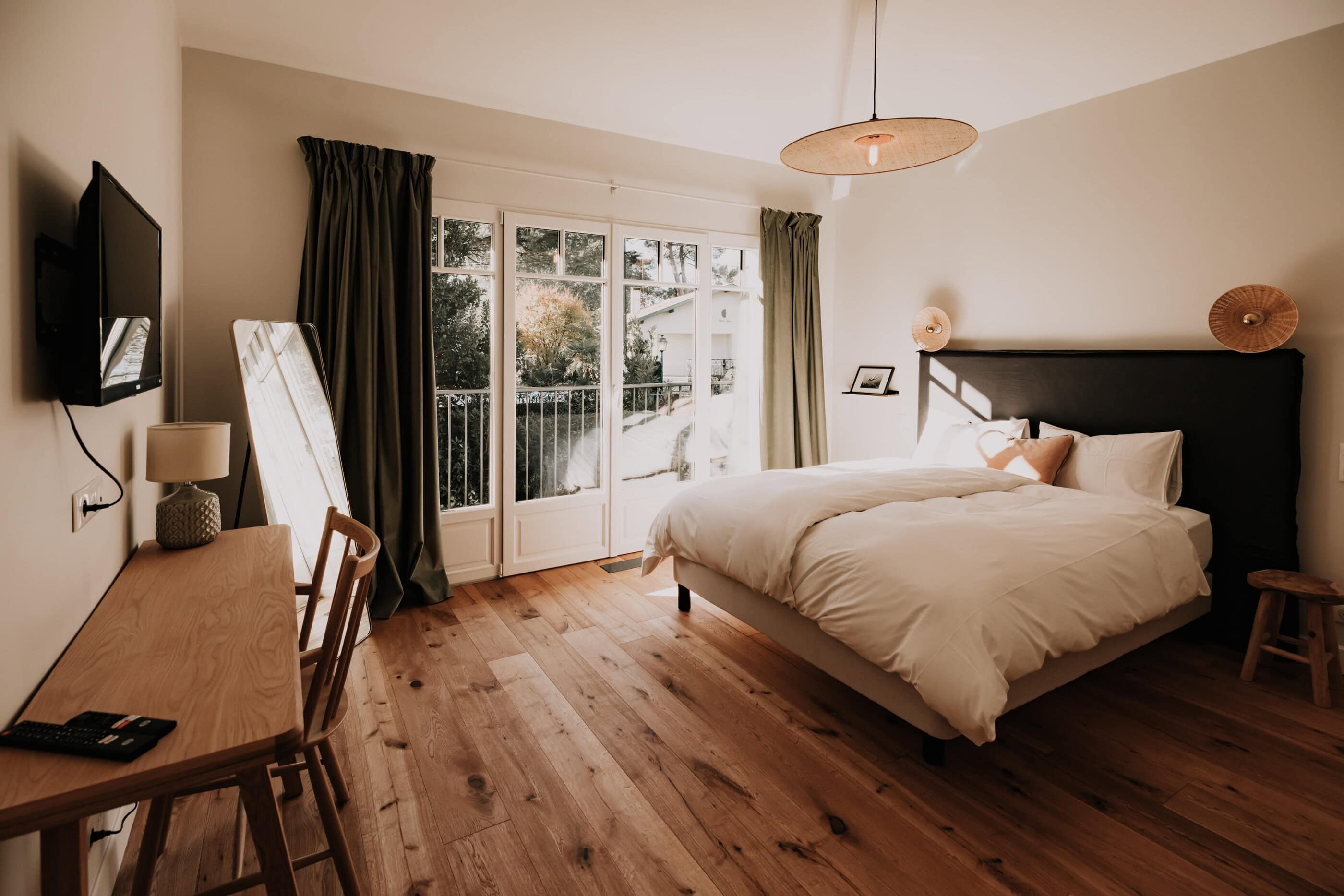 Doppelzimmer mit großen Fenstern im Chez Brens