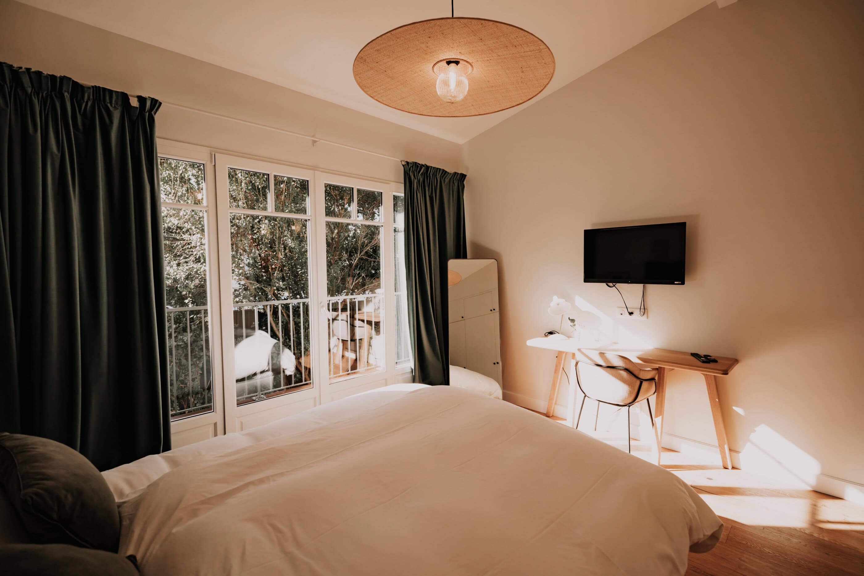 Schlafzimmer mit Doppelbett im Chez Brens