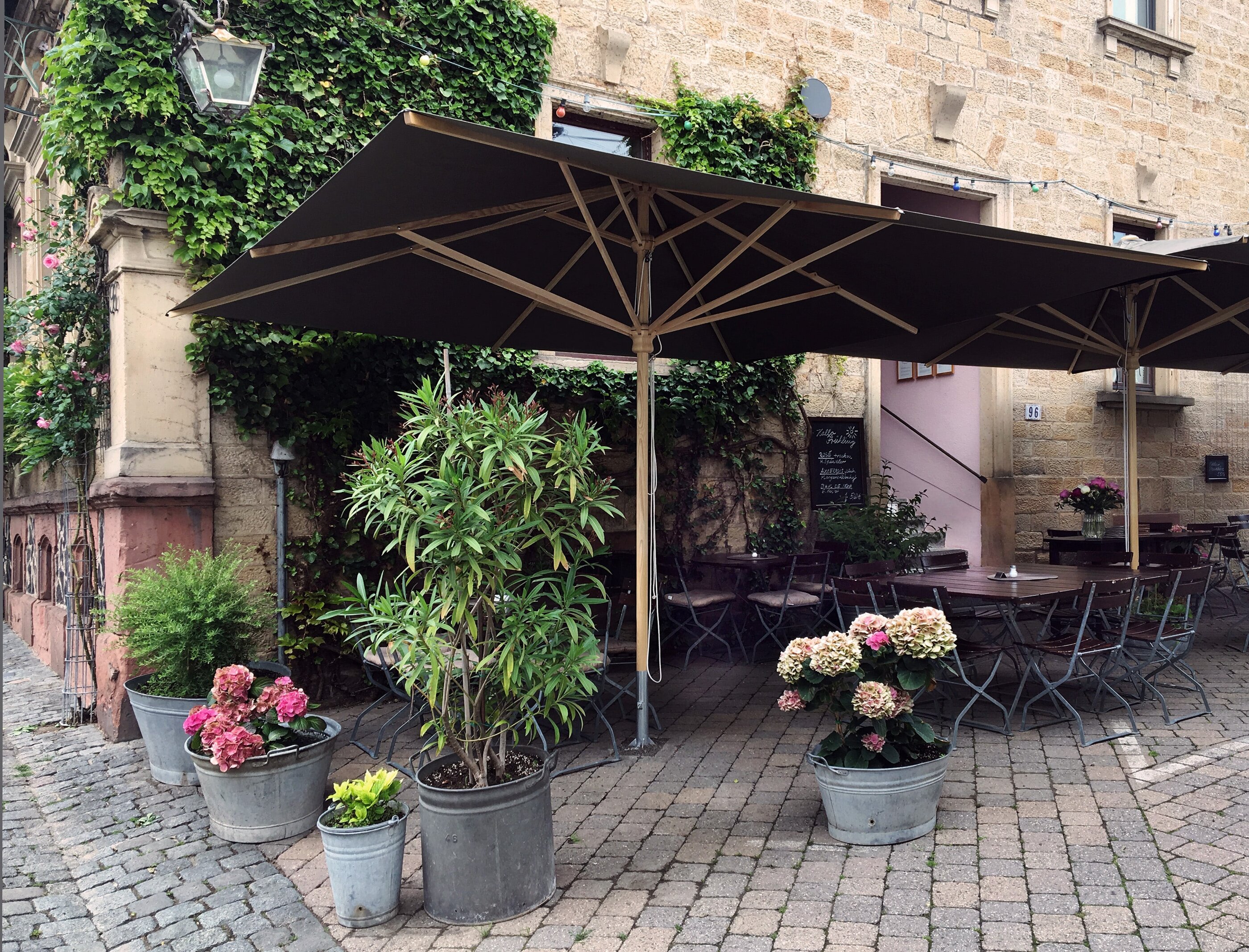Terrasse des Weinlokal des Schockelgaul