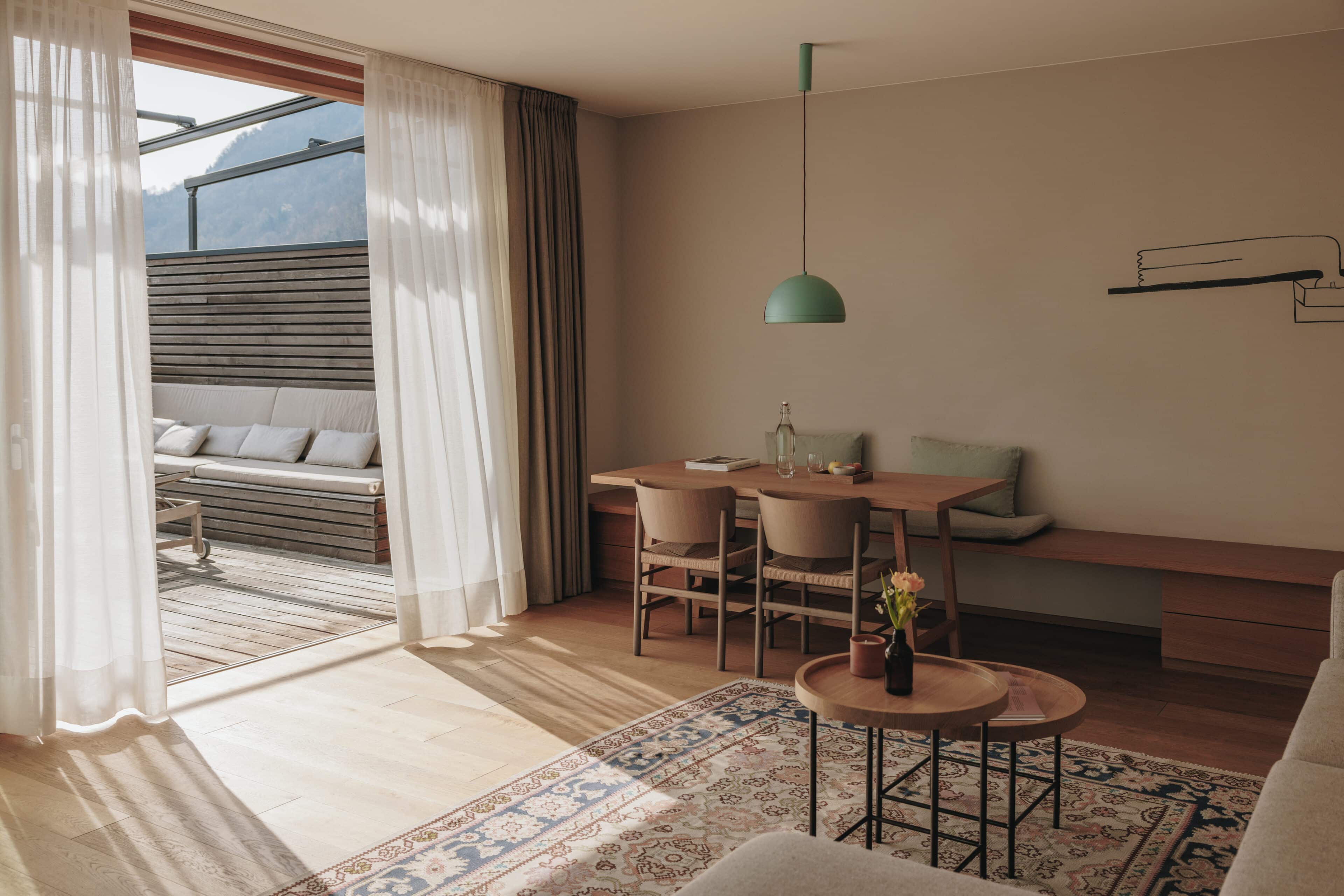 Essplatz am Fenster im Hotel Schwarzschmied