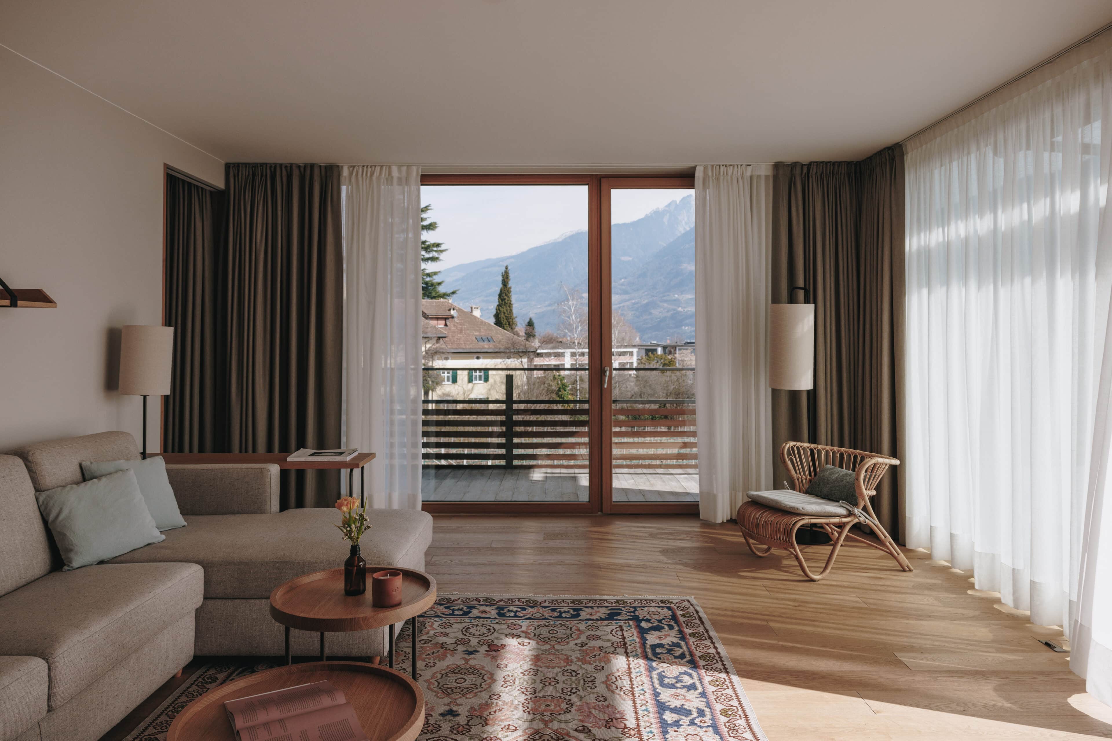 Sitzecke und großes Fenster im Hotelzimmer des Schwarzschmied