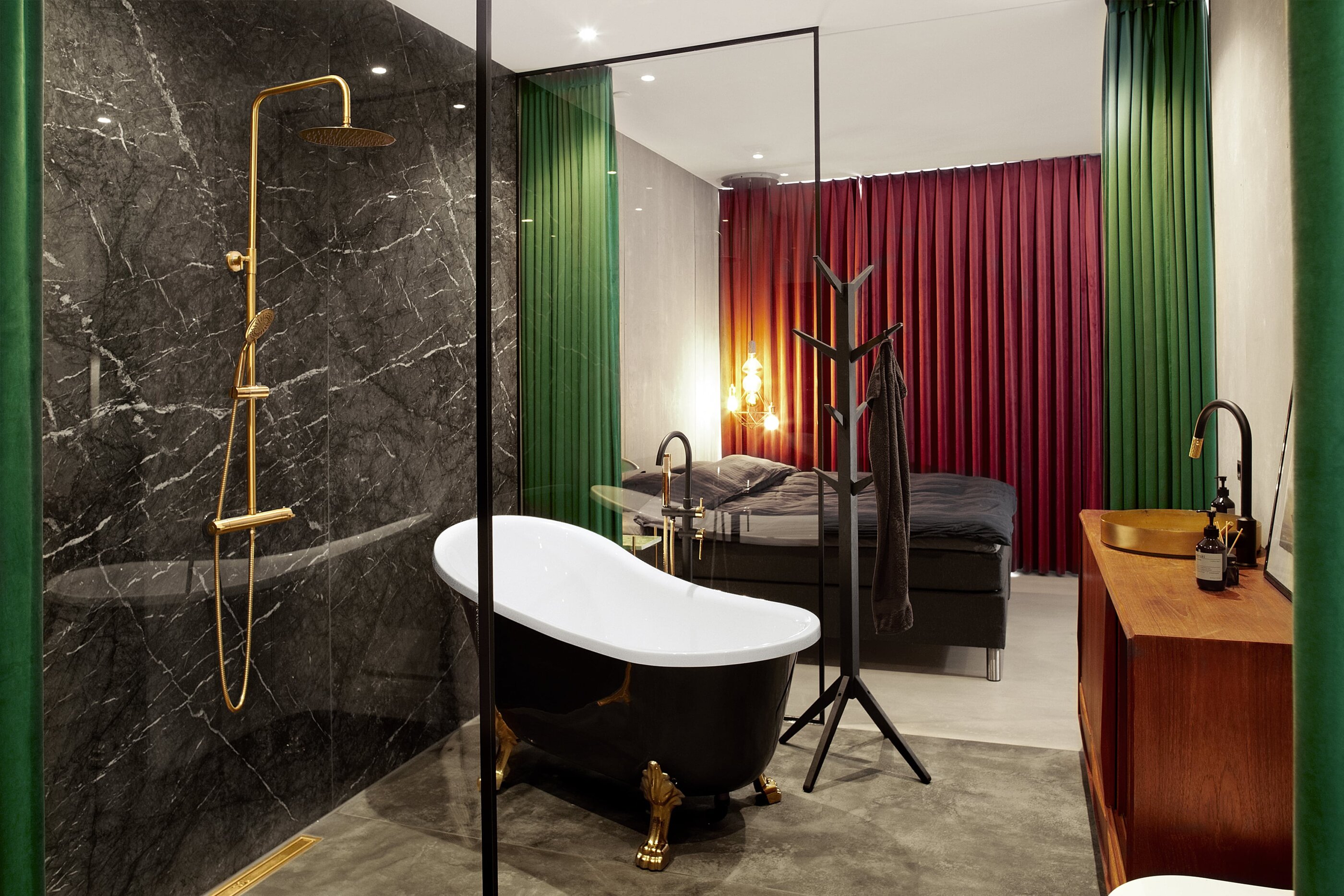 Badewanne im Badezimmer im vv44