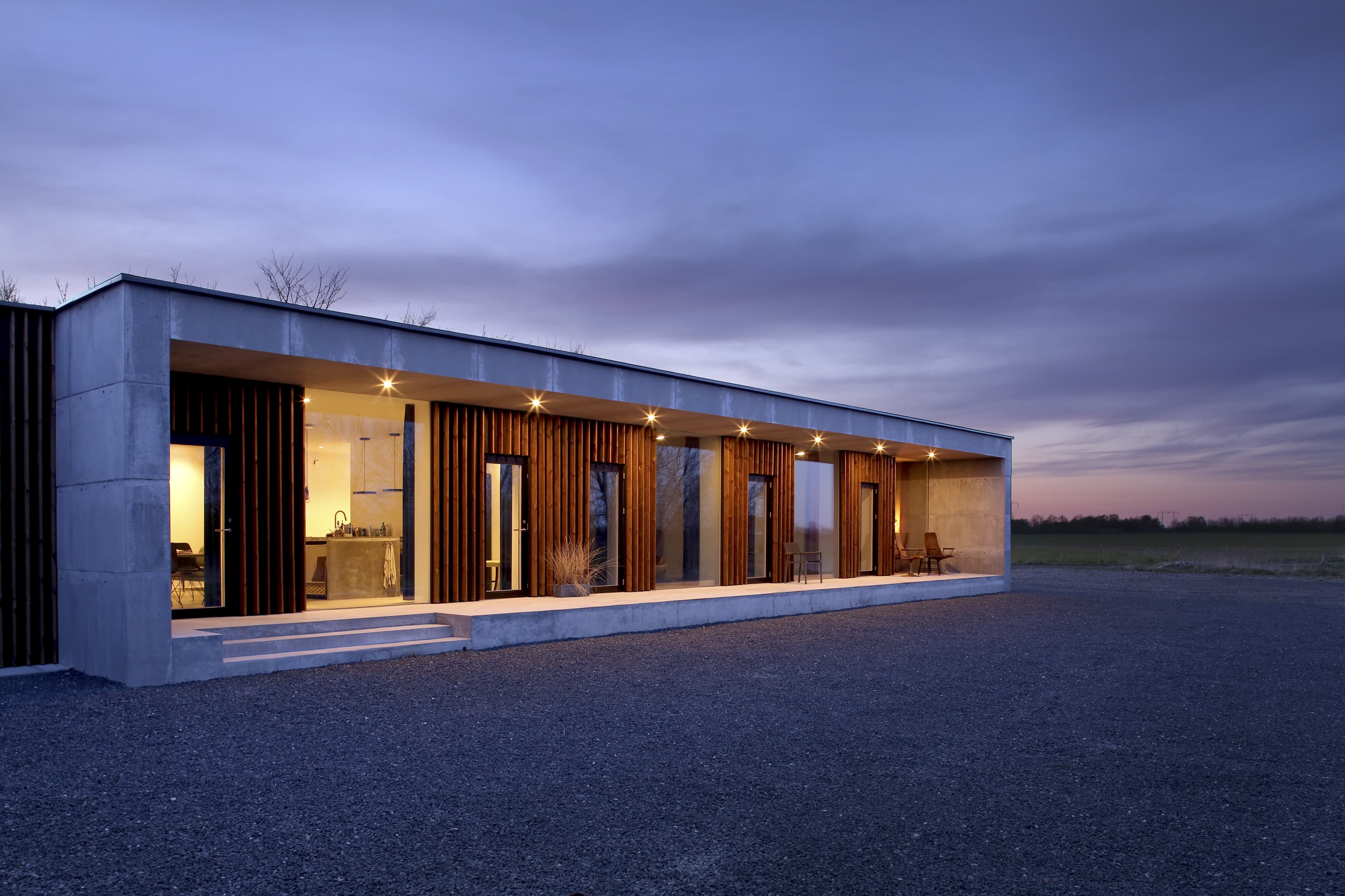 beleuchtetes Haus in der Dämmerung vv44